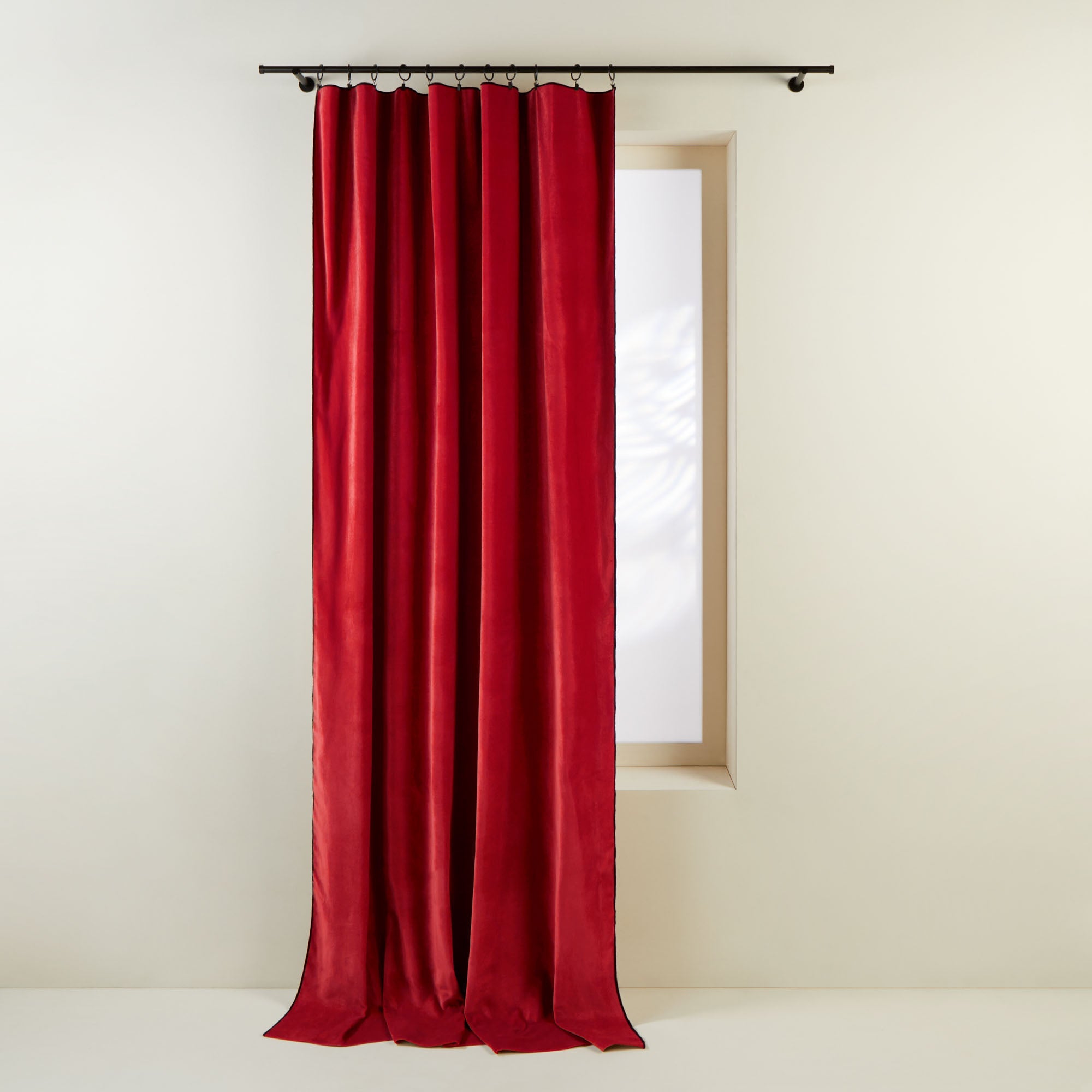 Panneau DARIO rouge opéra et bourdon noir