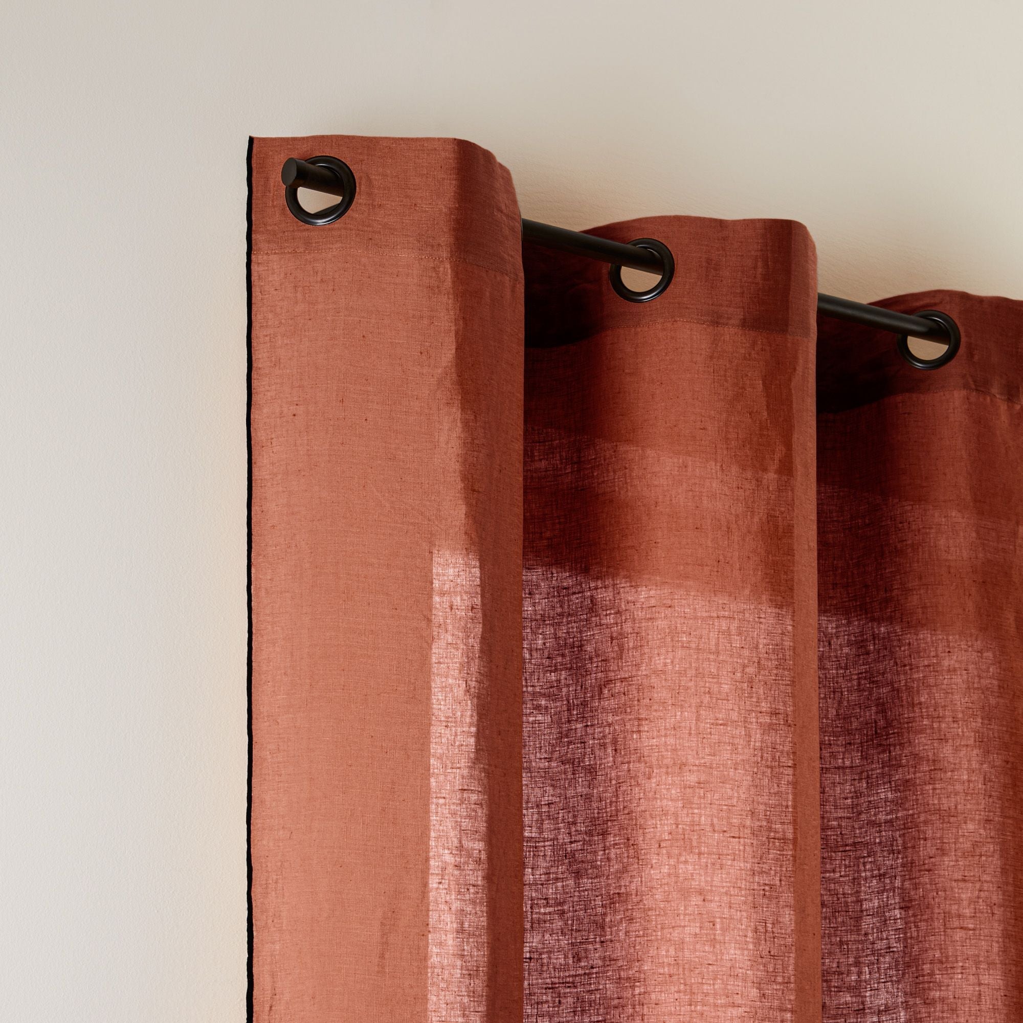 Rideau à oeillets noirs CARLINA terracotta et bourdon noir