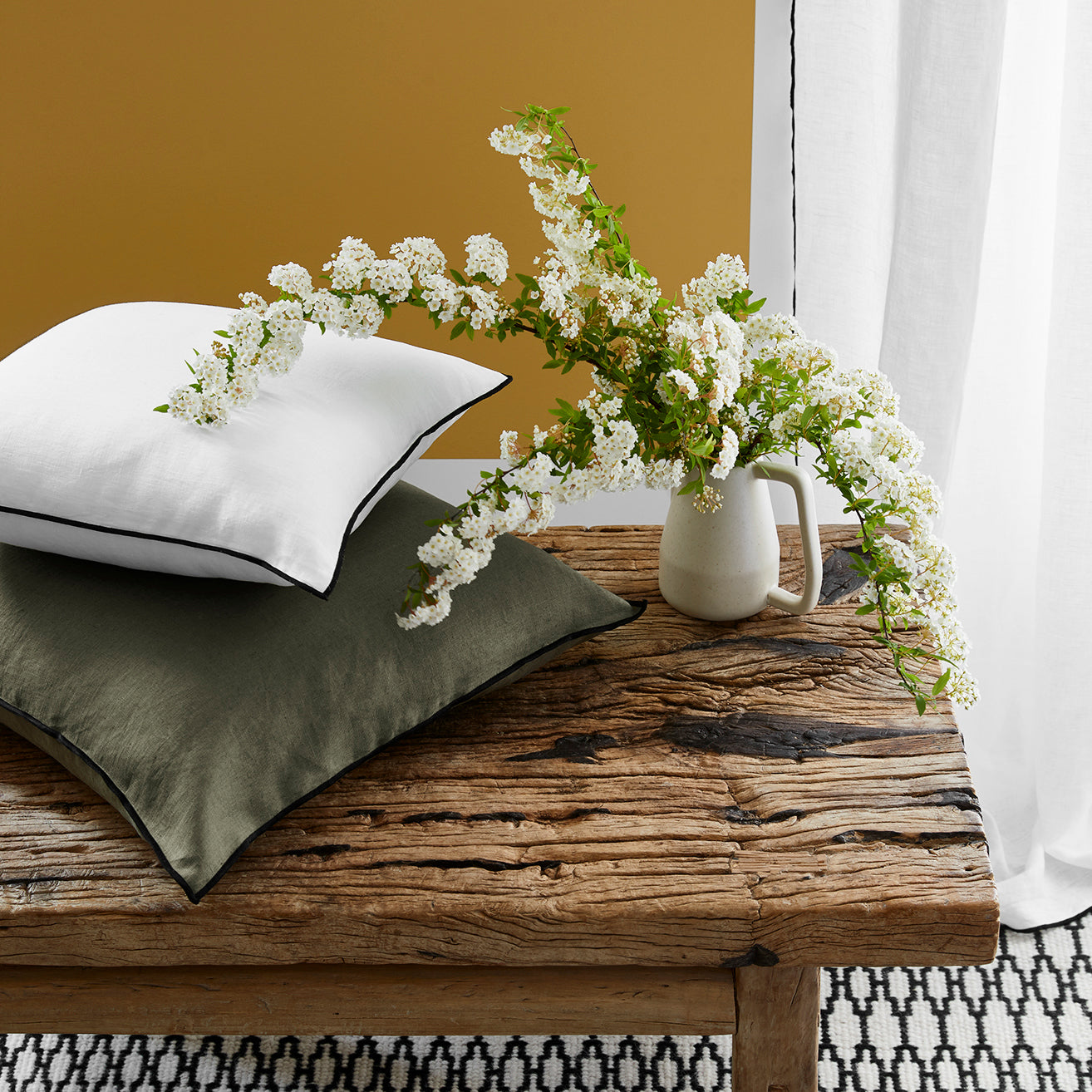 Rideau à oeillets noirs CARLINA blanc pur et bourdon noir