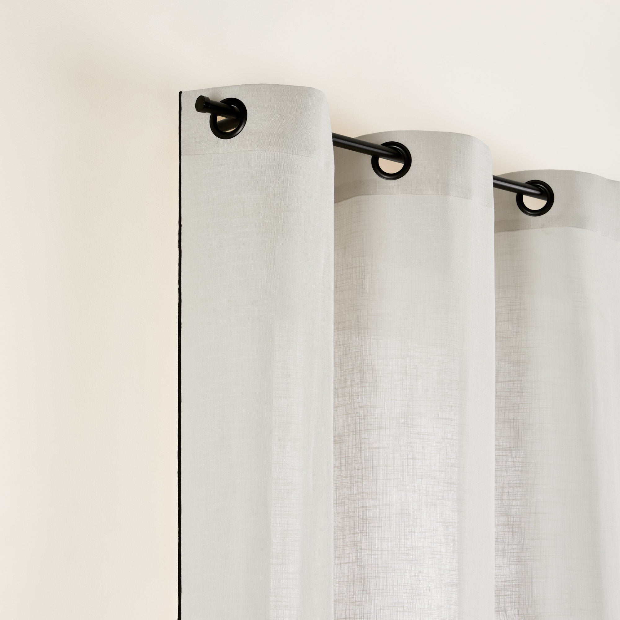 Rideau à oeillets noirs CARLINA NON FEU calcaire et bourdon noir