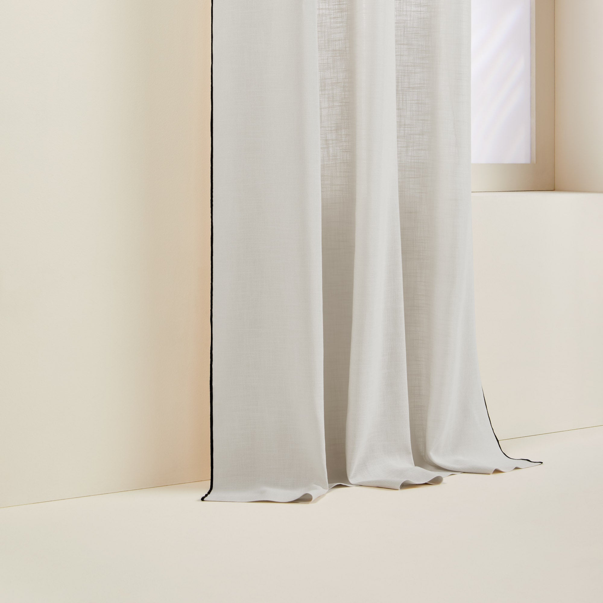 Rideau à oeillets noirs CARLINA NON FEU calcaire et bourdon noir