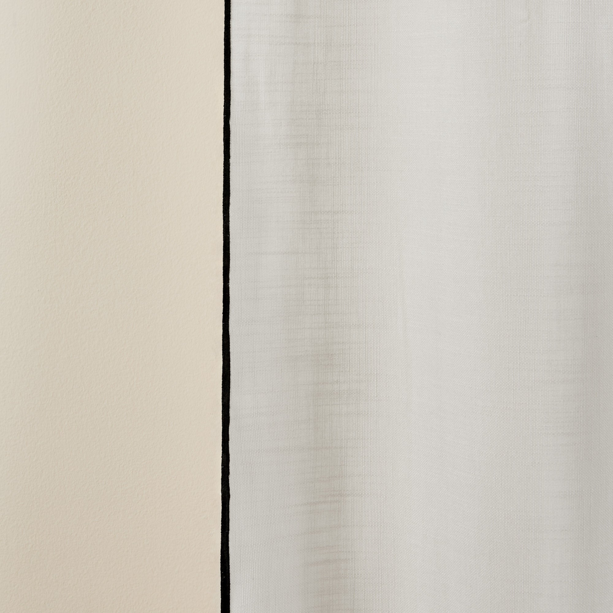 Rideau à oeillets noirs CARLINA NON FEU calcaire et bourdon noir