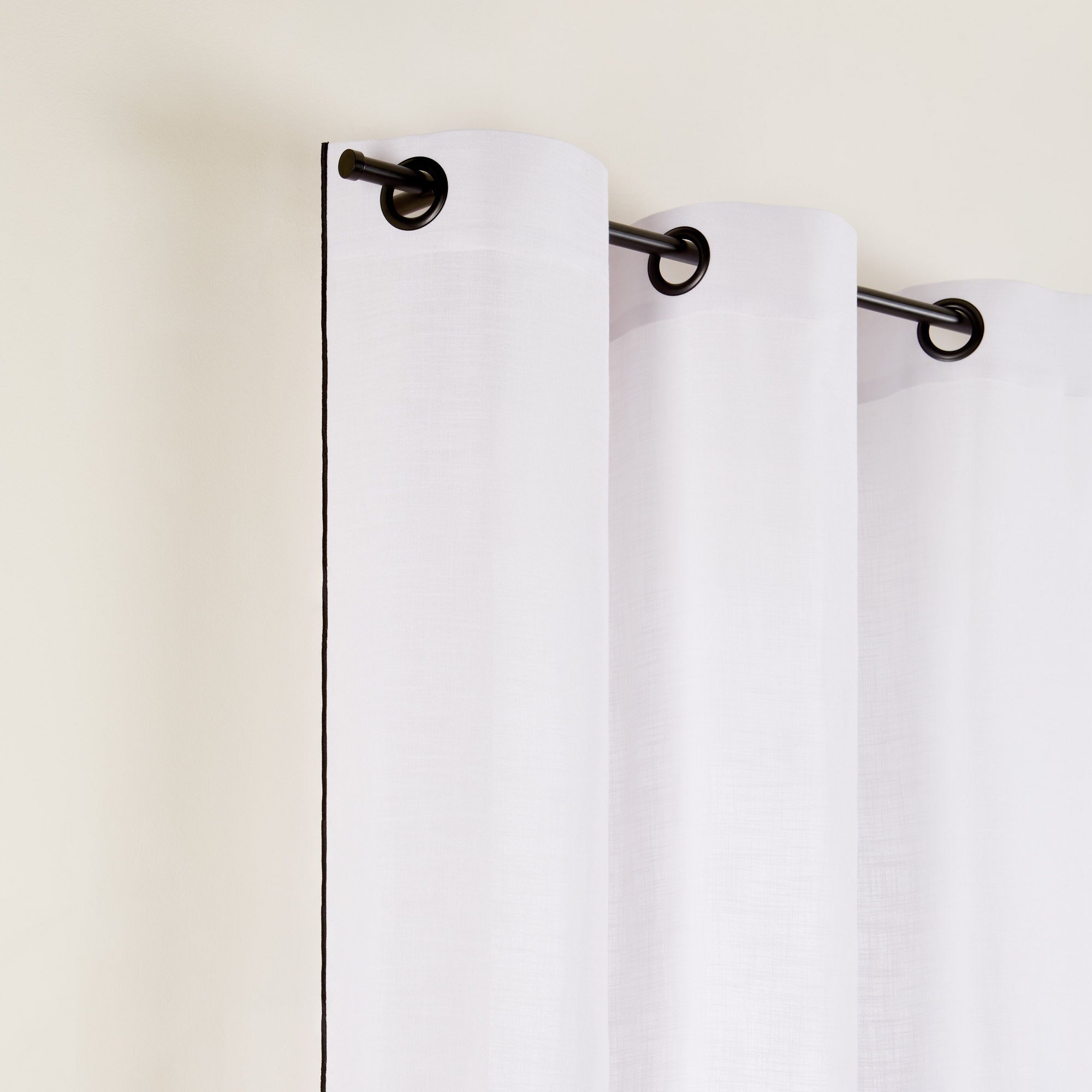 Rideau à oeillets noirs CARLINA NON FEU blanc pur et bourdon noir