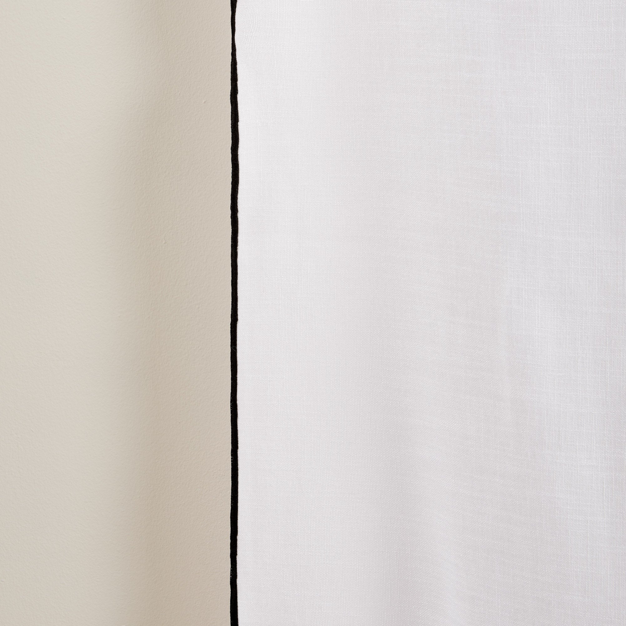 Rideau à oeillets noirs CARLINA NON FEU blanc pur et bourdon noir