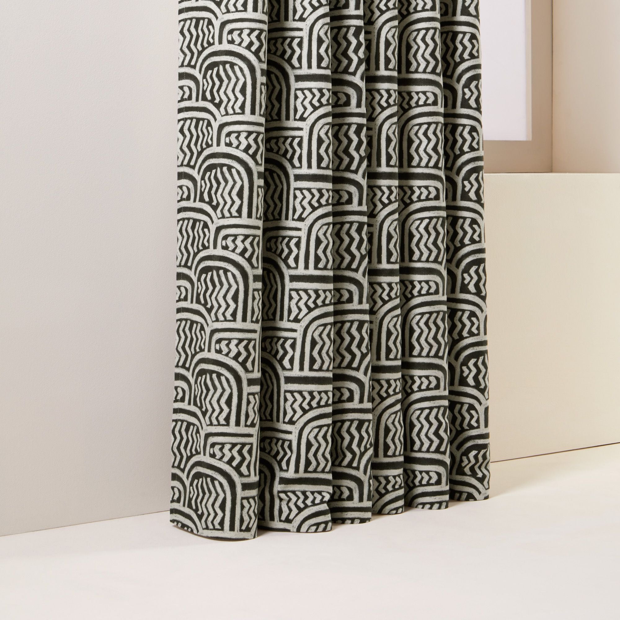 Rideau à oeillets noirs GRAFIKA blanc cassé et noir