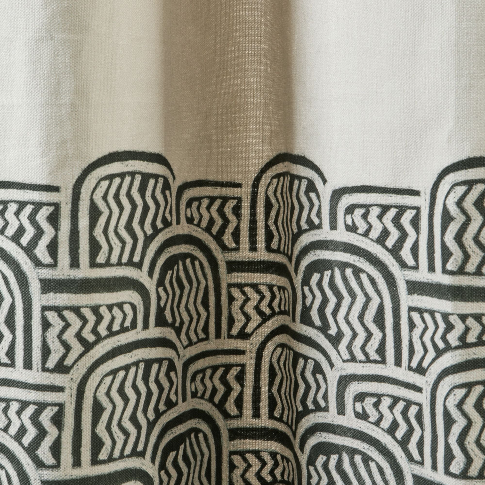 Rideau à oeillets noirs GRAFIKA blanc cassé et noir