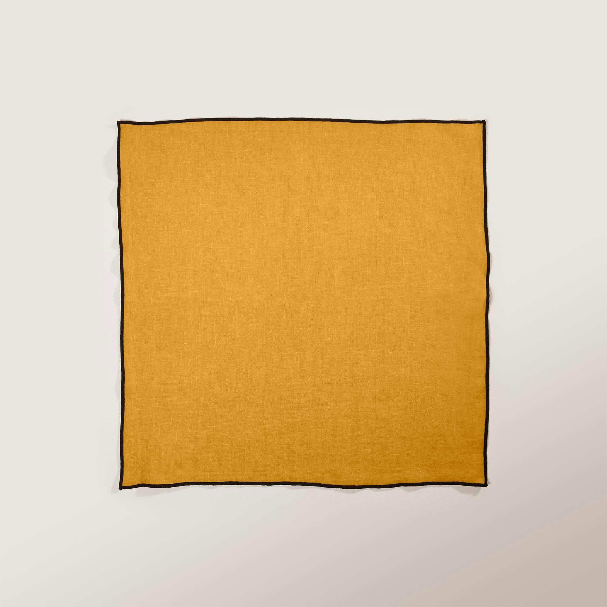Serviette de table CARLINA ocre et bourdon noir
