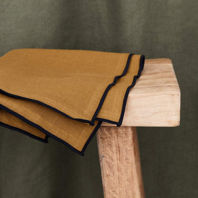 Serviette de table CARLINA bronze et bourdon noir