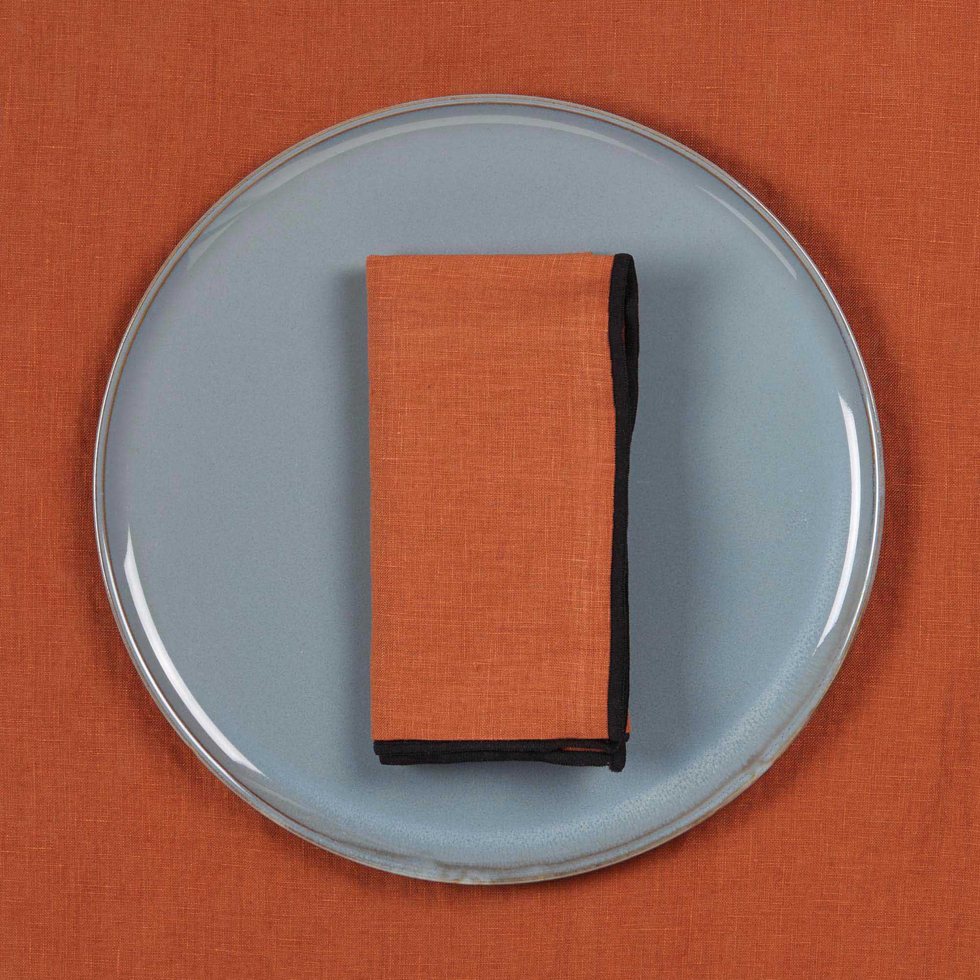 Serviette de table CARLINA terracotta et bourdon noir