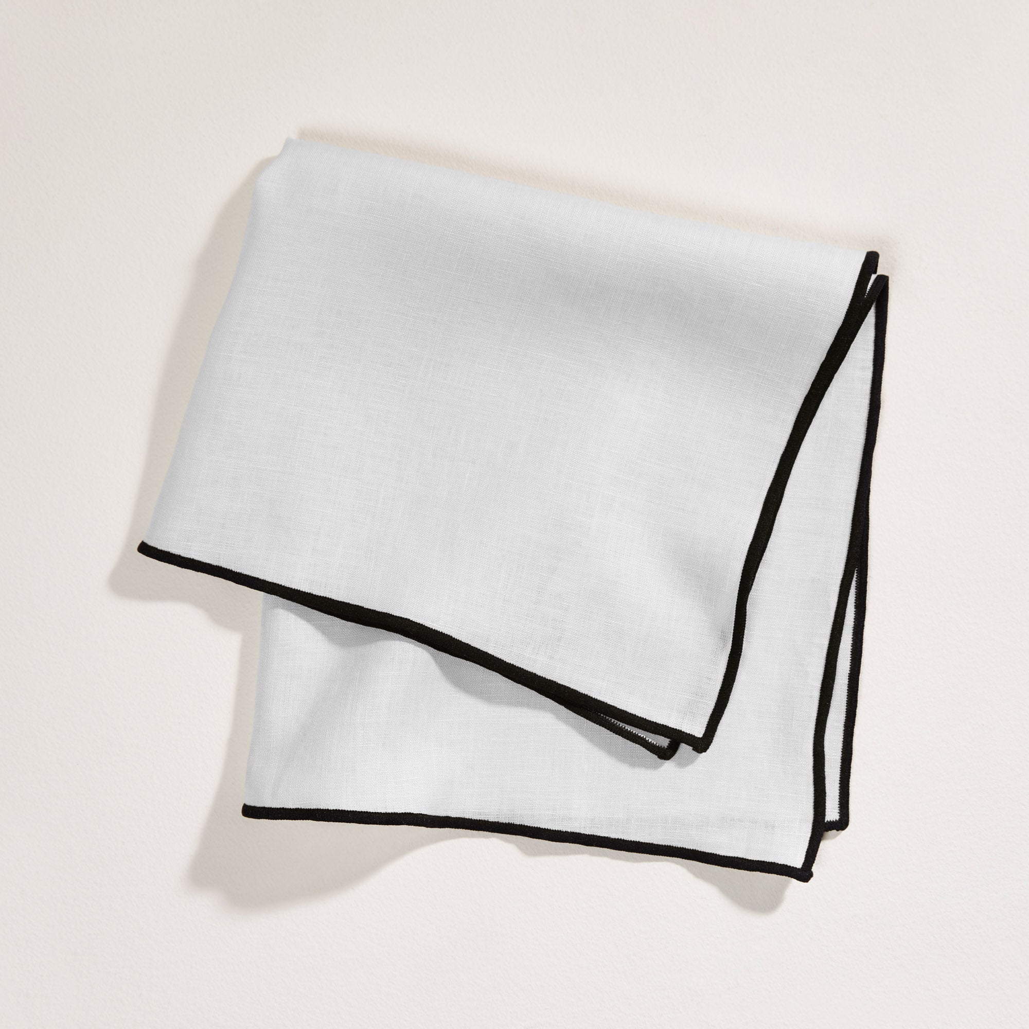 Serviette de table CARLINA blanc pur et bourdon noir