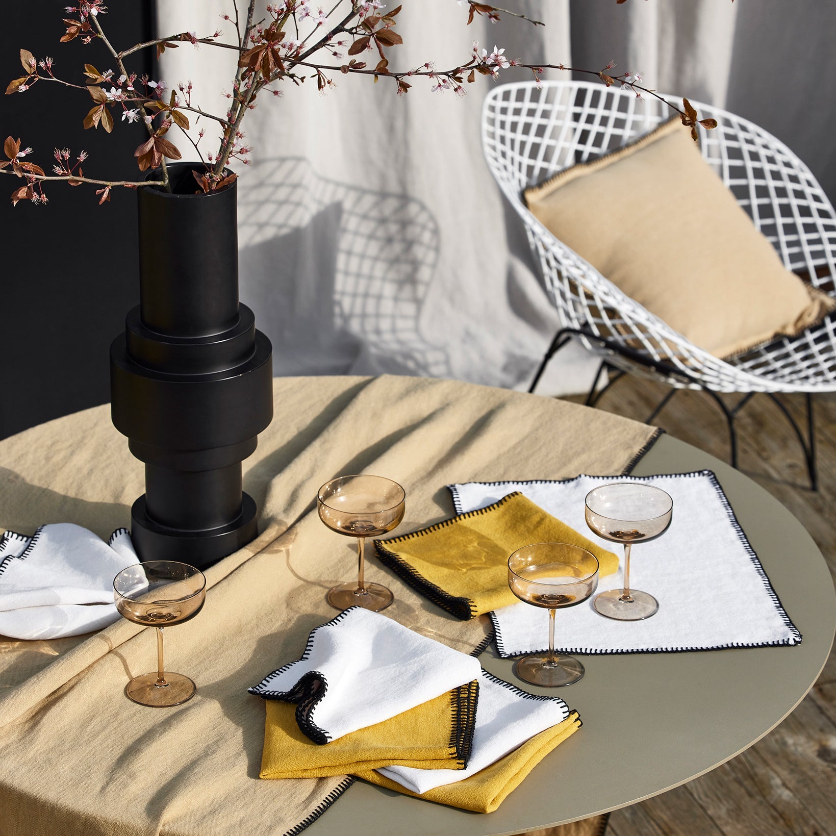 Serviette de table NINO ocre et feston noir