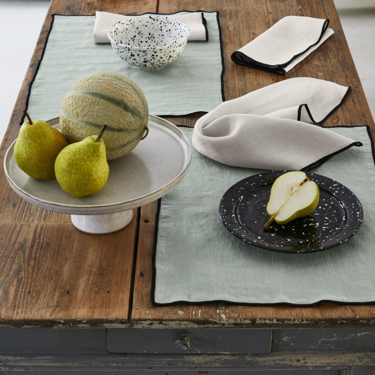 Set de table CARLINA tilleul et bourdon noir