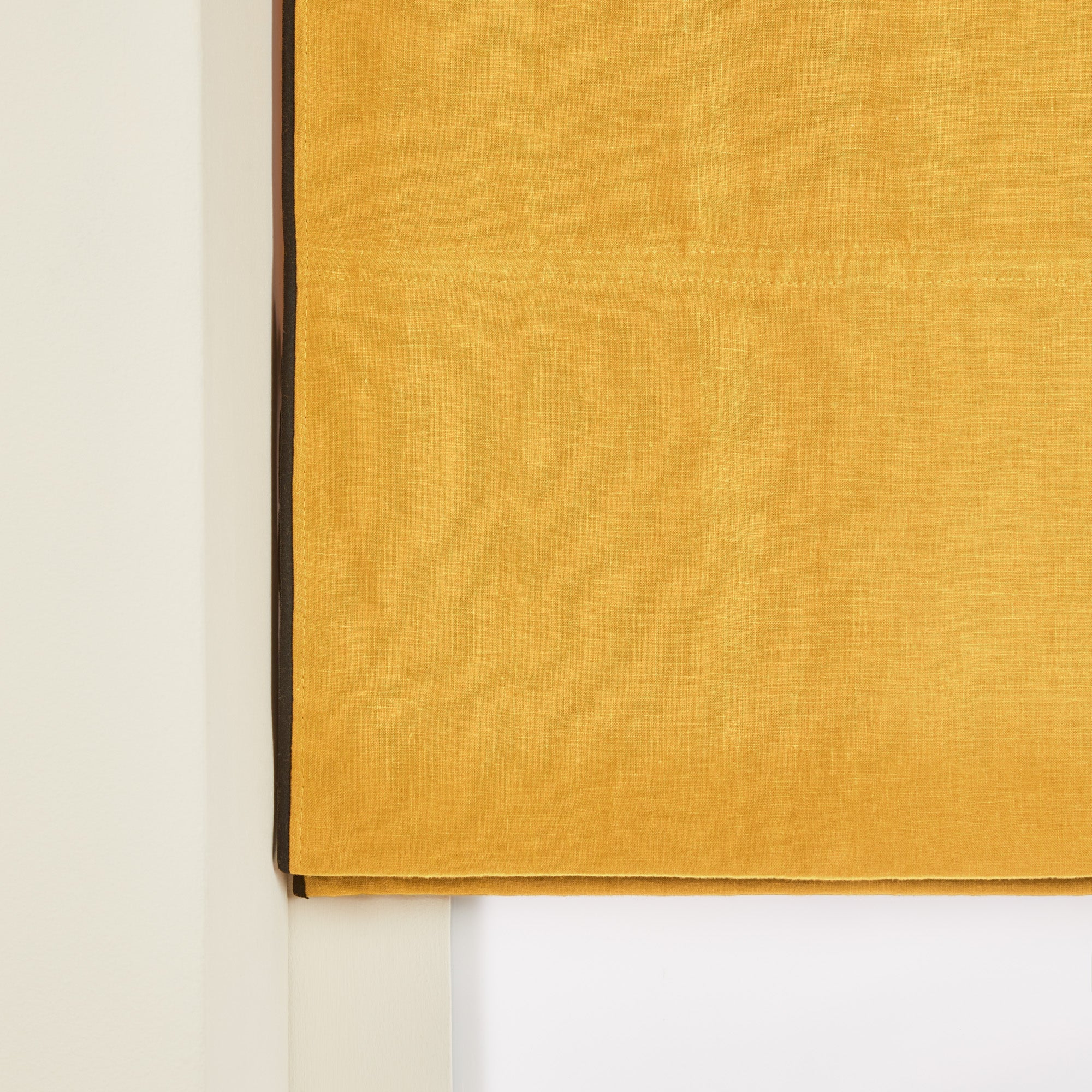 Store bateau occultant CARLINA ocre et bourdon noir