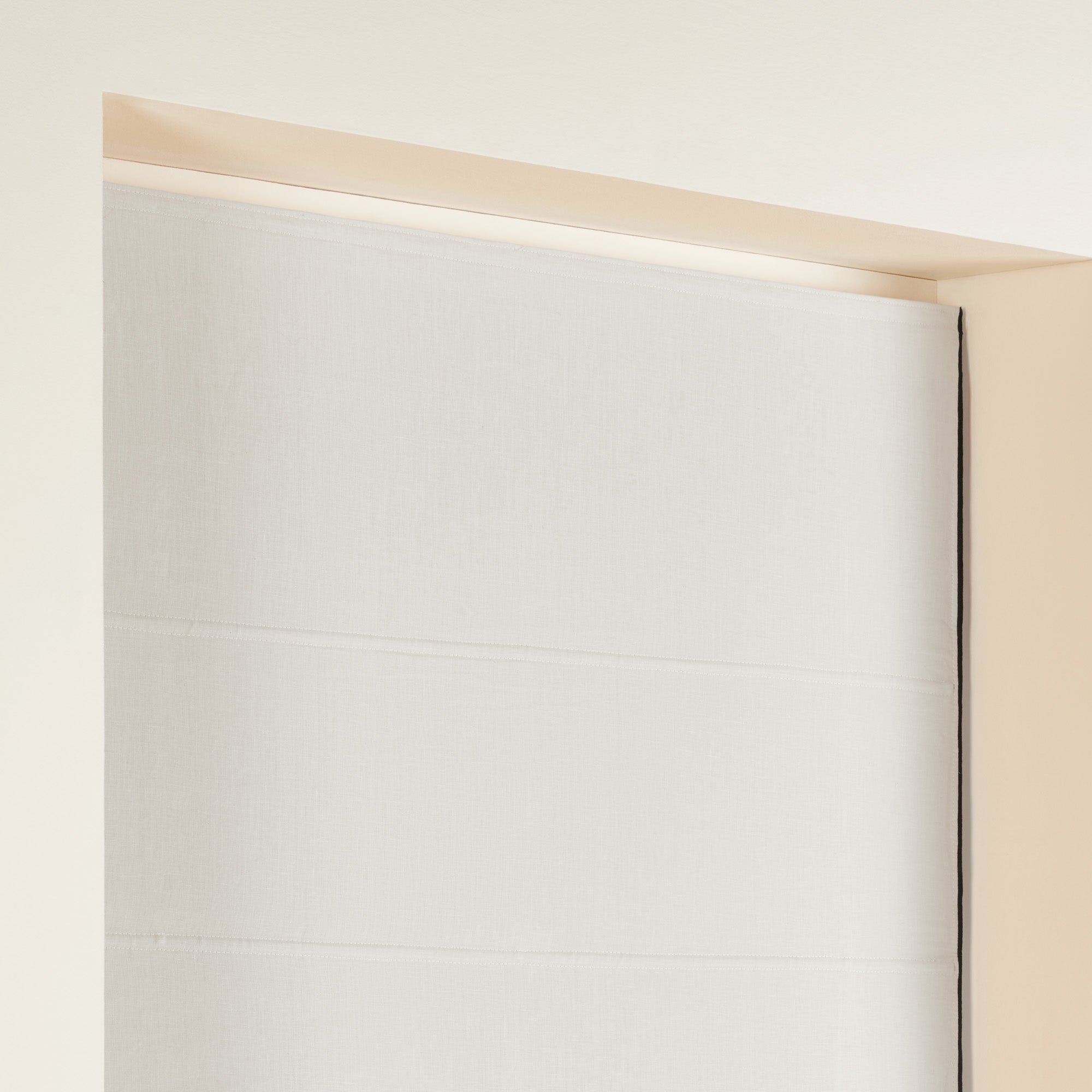 Store bateau occultant CARLINA calcaire et bourdon noir