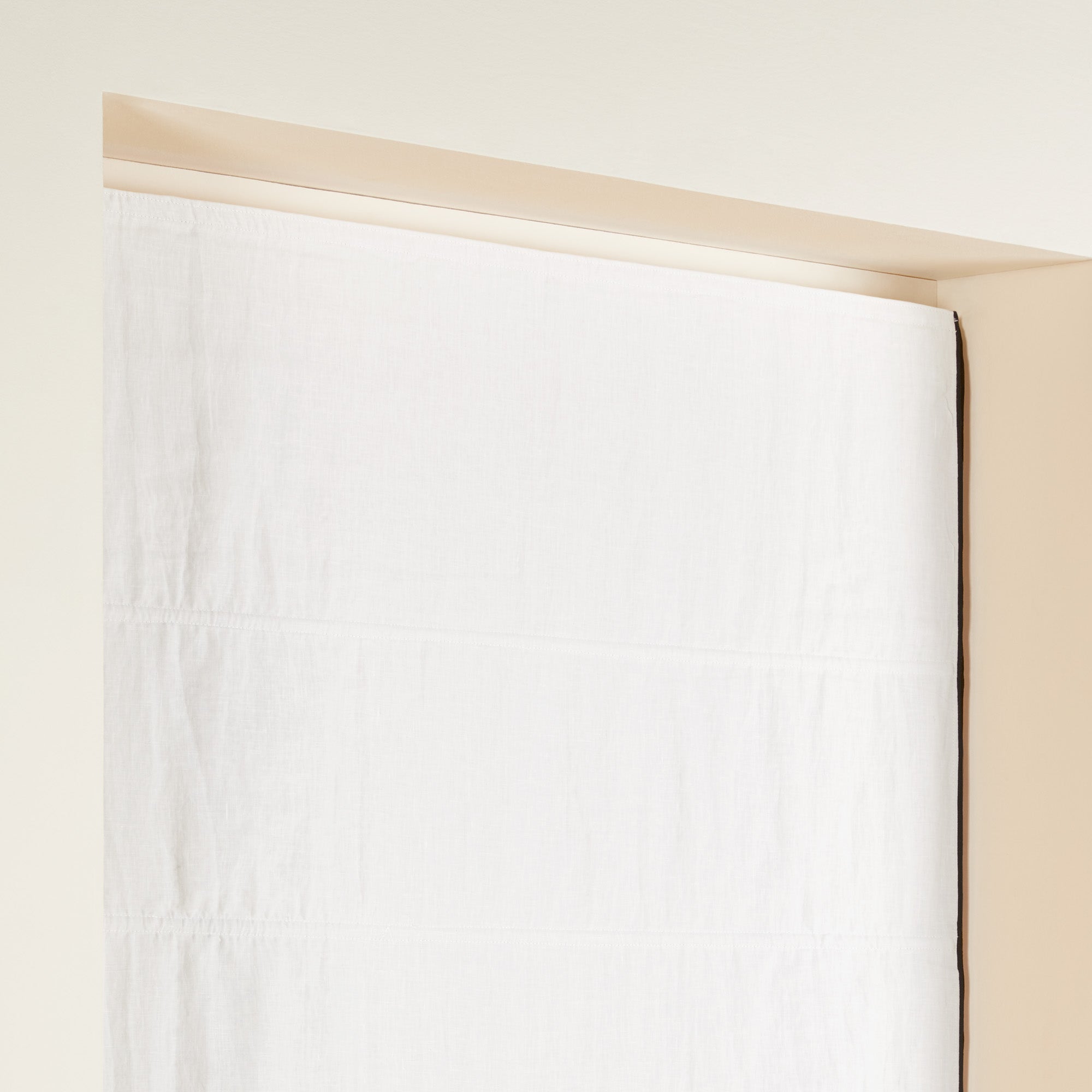 Store bateau occultant CARLINA blanc pur et bourdon noir