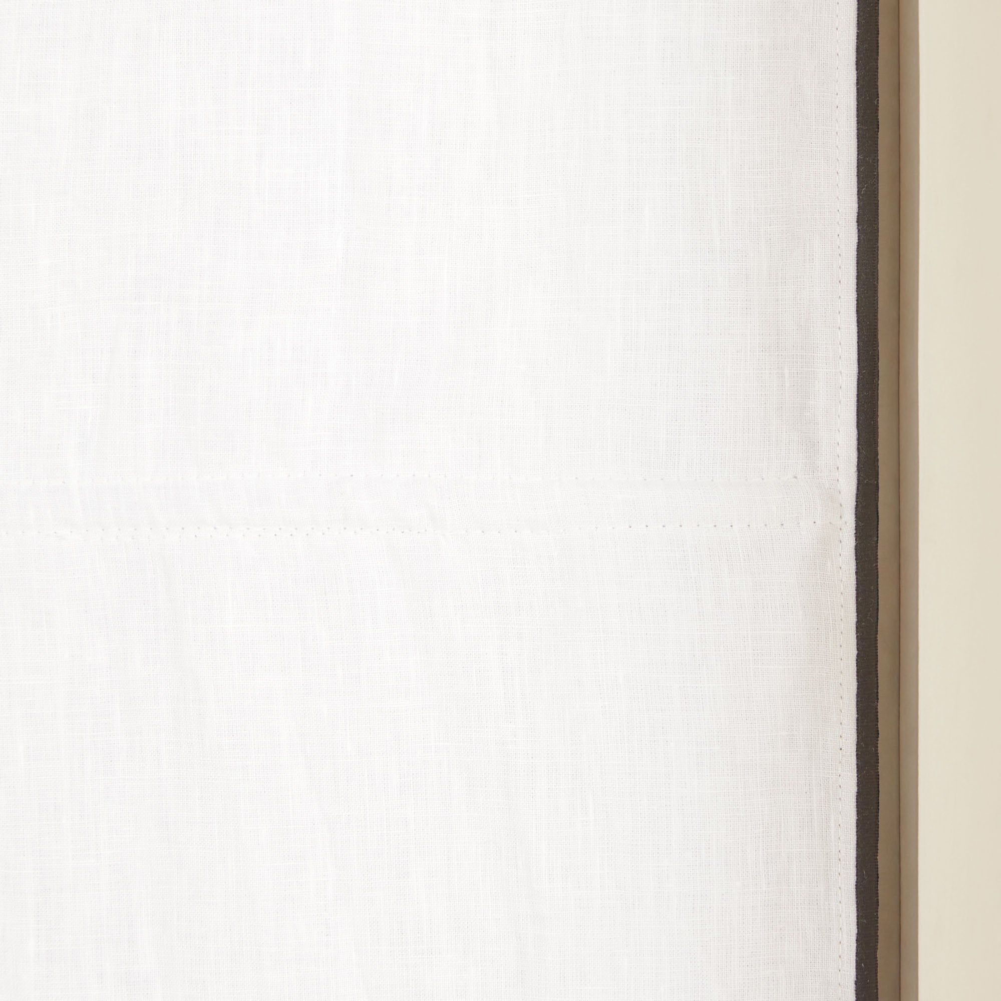 Store bateau occultant CARLINA blanc pur et bourdon noir