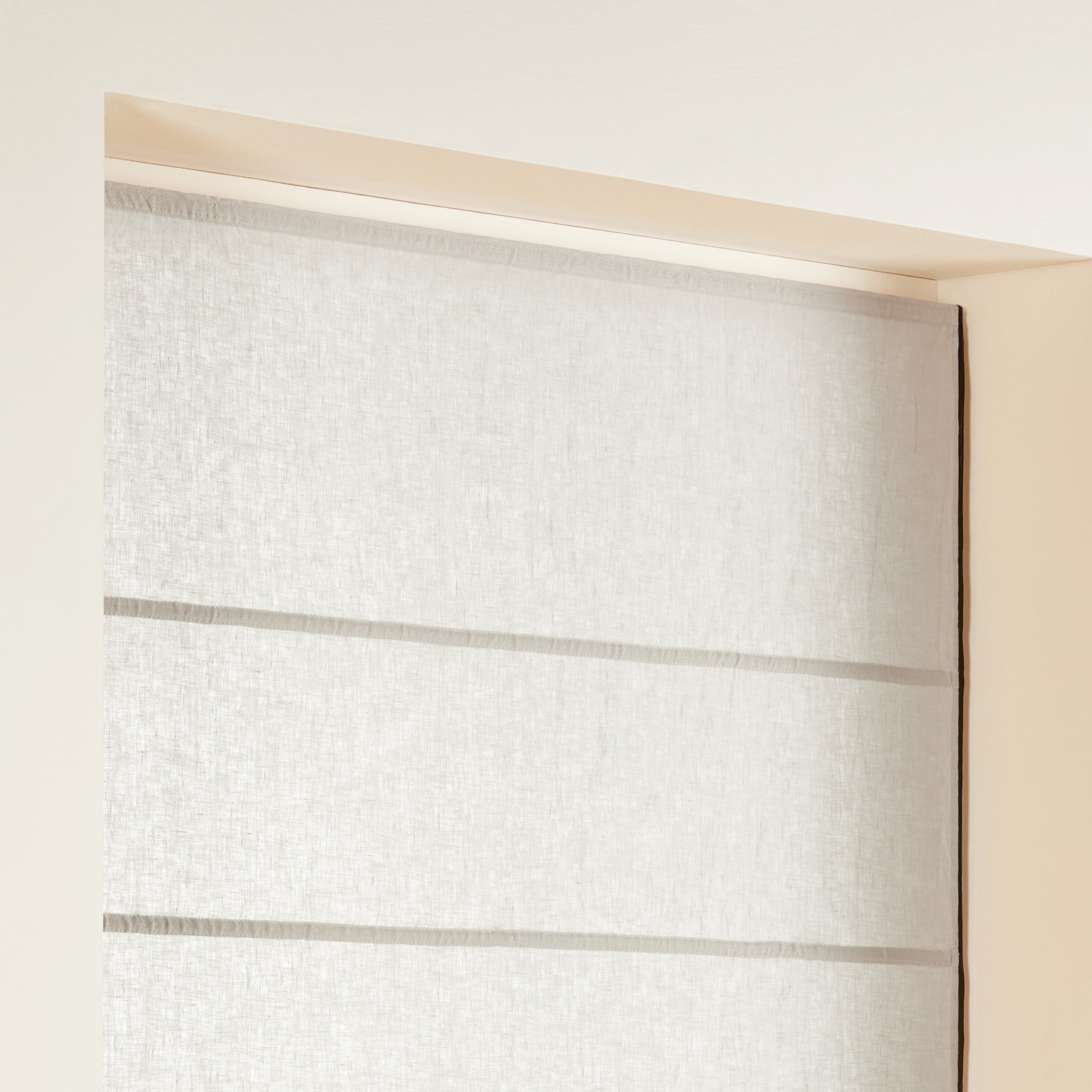 Store bateau CARLINA calcaire et bourdon noir