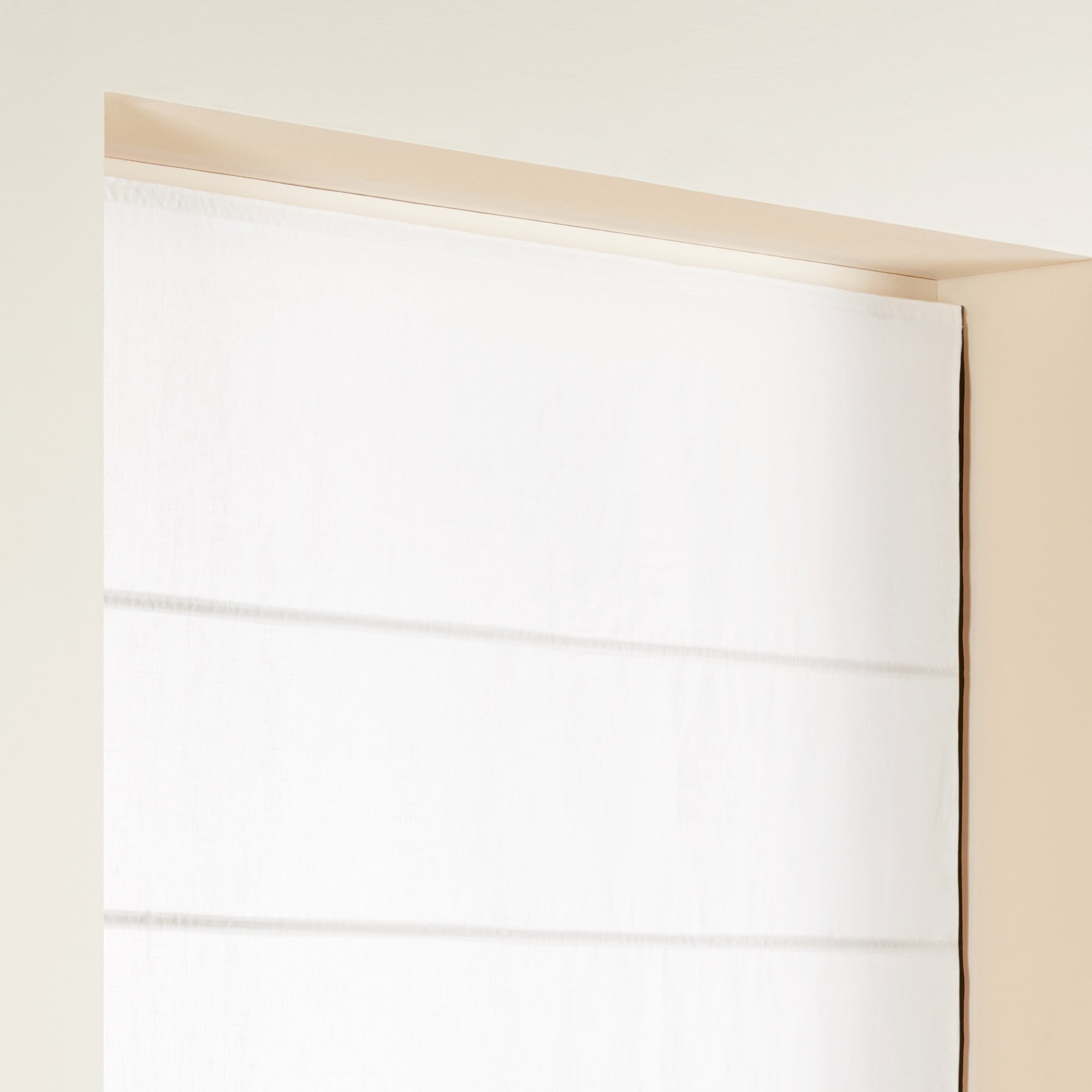 Store bateau CARLINA blanc pur et bourdon noir