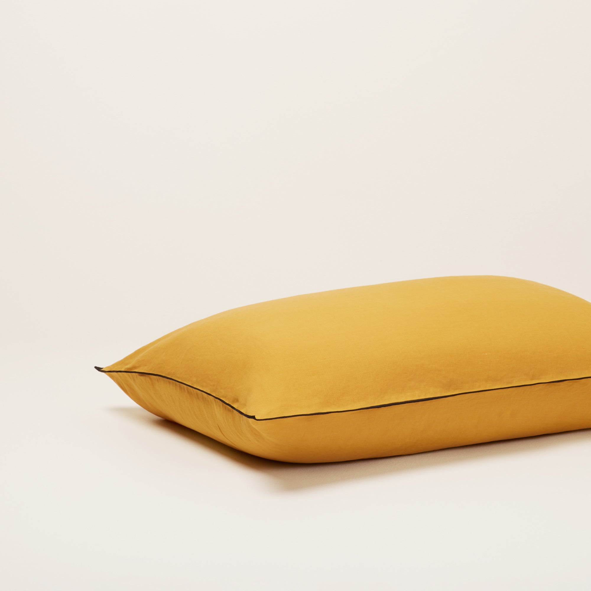 Taie d'oreiller CARLINA ocre et bourdon noir