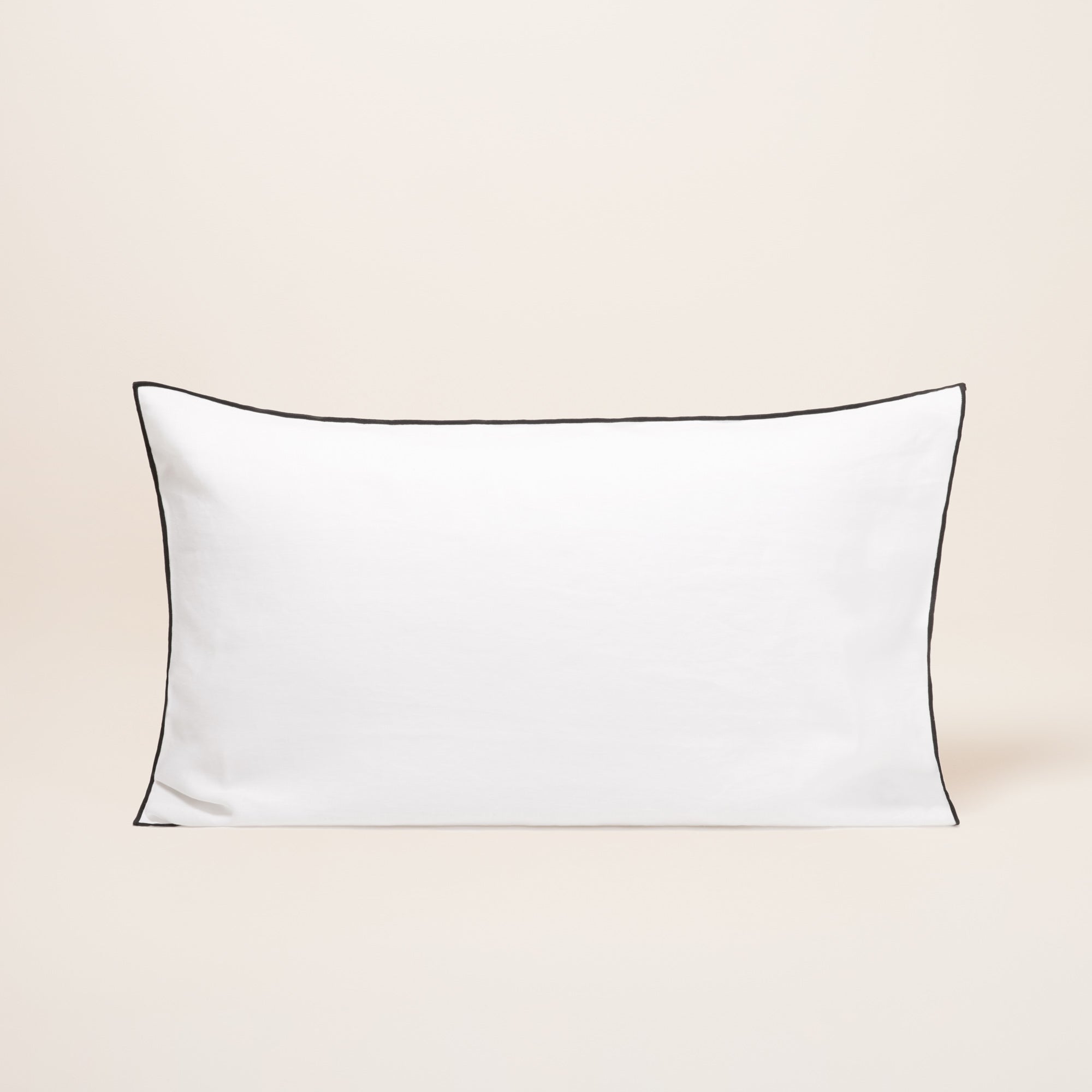 Taie d'oreiller CARLINA blanc pur et bourdon noir