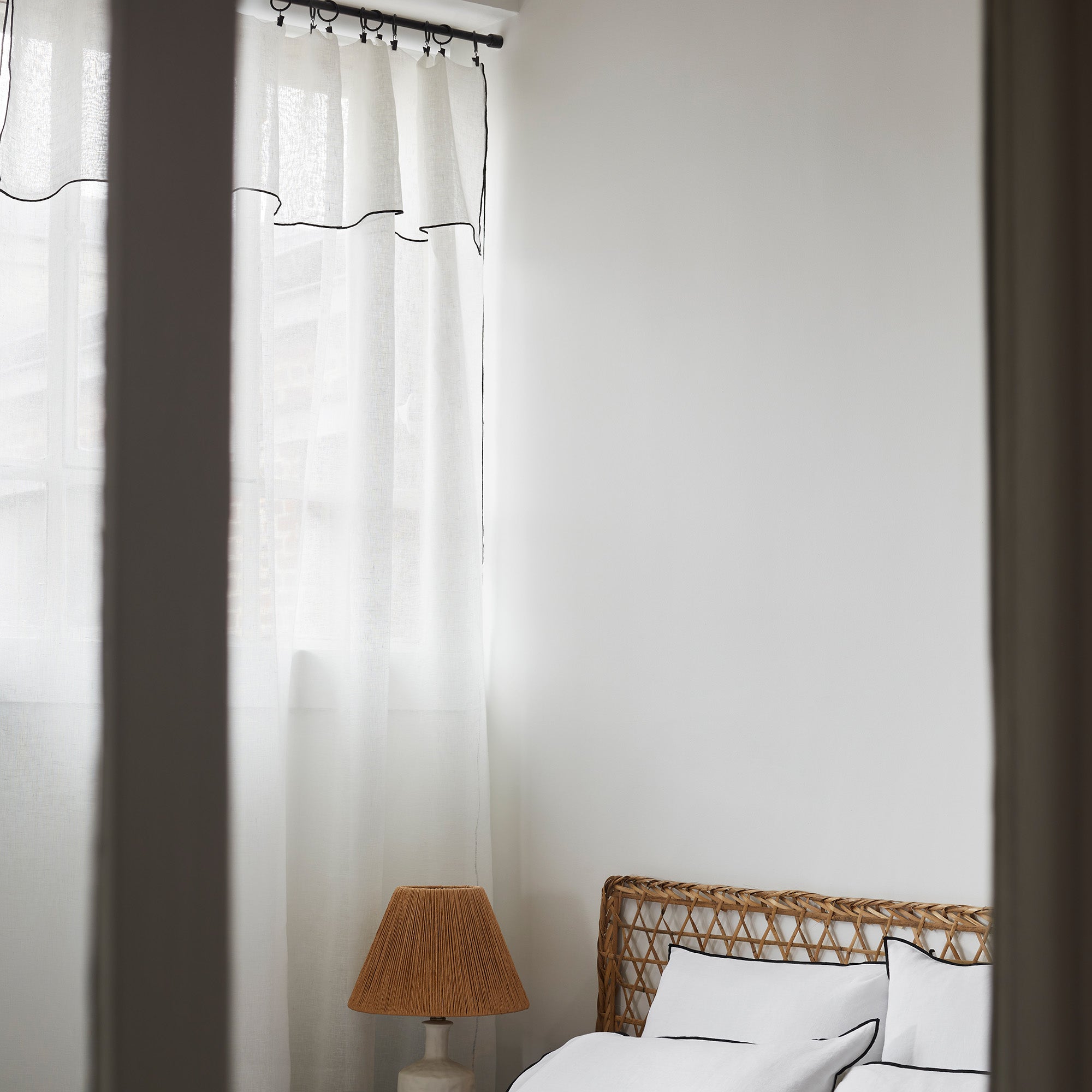 Voilage panneau SHADOW blanc pur et bourdon noir