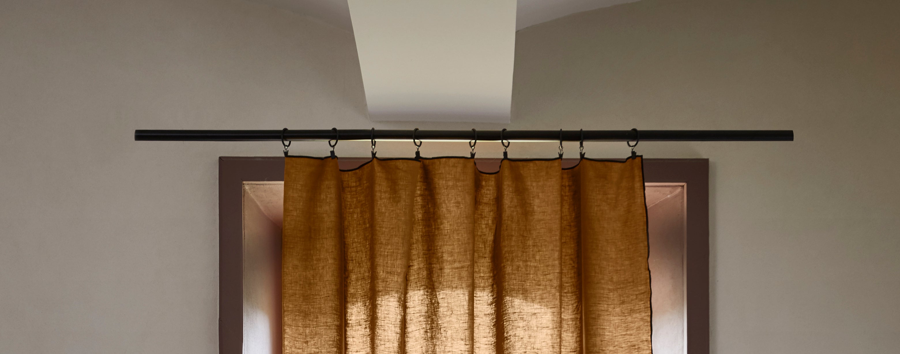 Les différentes tringles à rideaux à fixer au plafond ou au mur