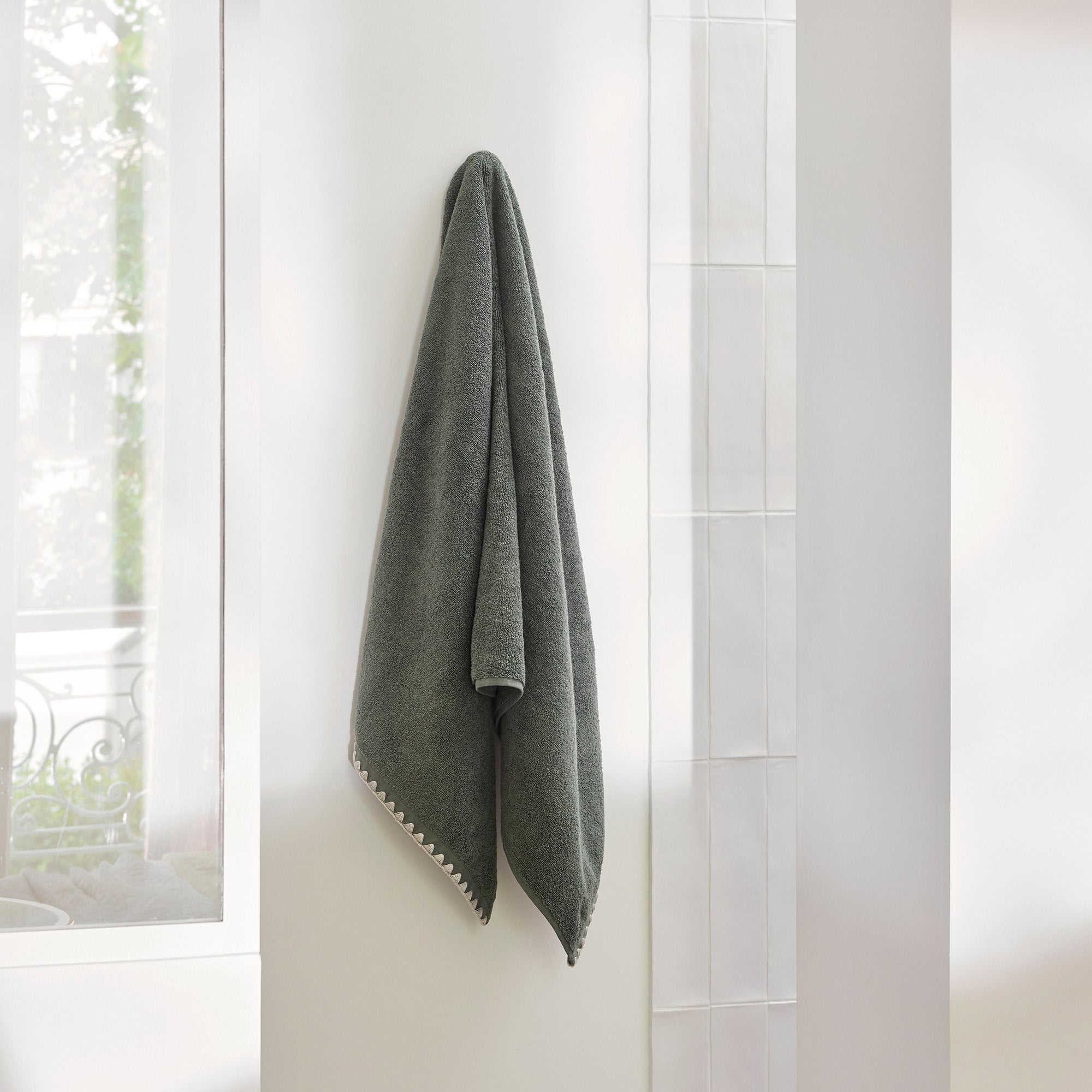 Serviette de toilette NERYDA vert sequoia et beige
