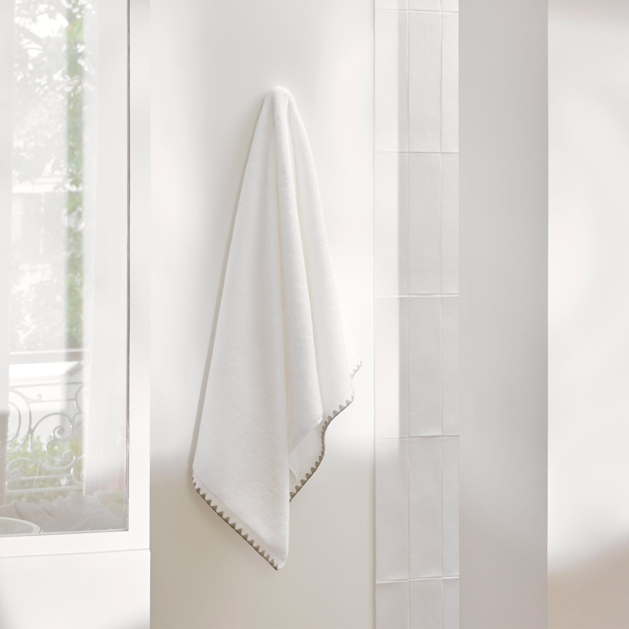 Serviette de toilette NERYDA blanc et beige