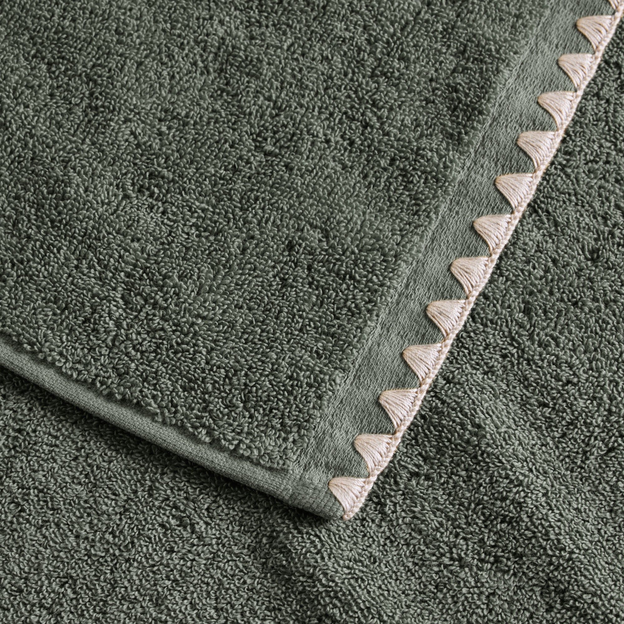 Tapis de bain NERYDA vert sequoia et beige