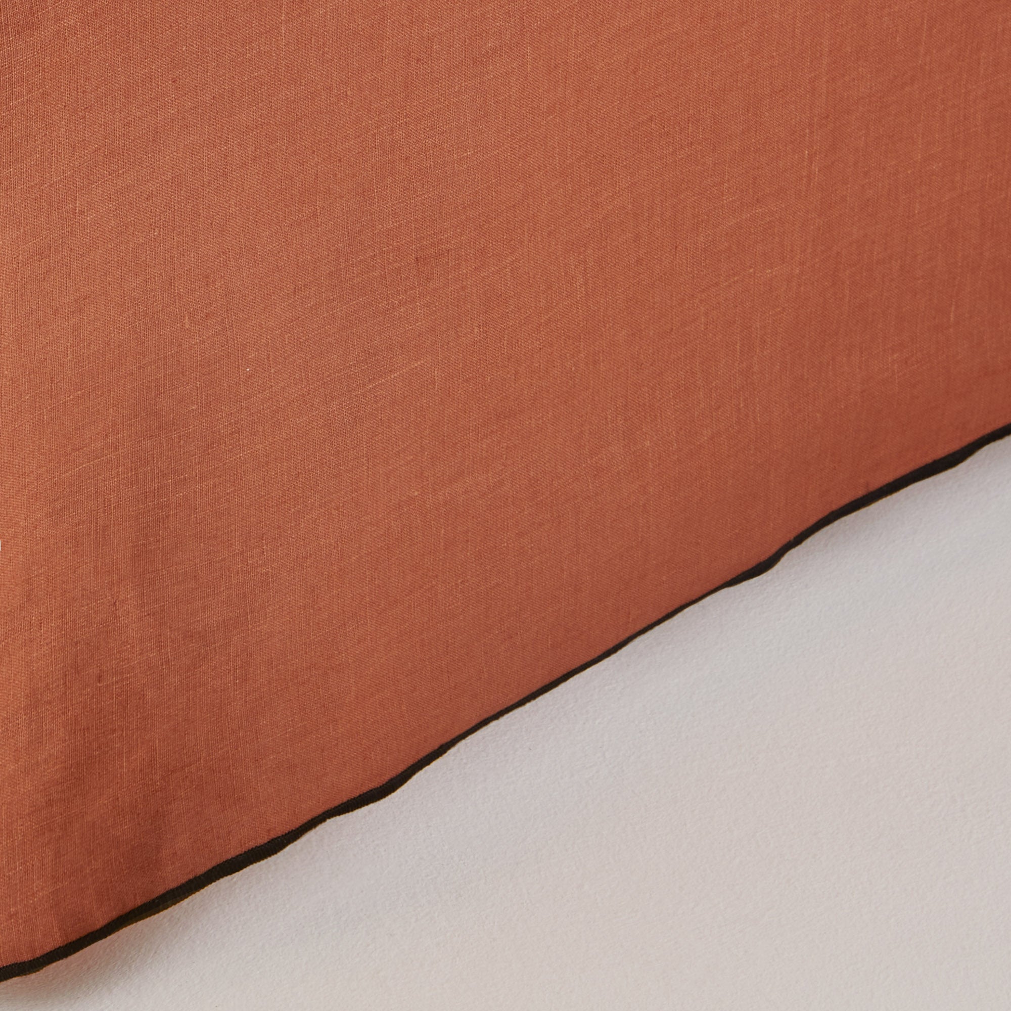 Cache sommier CARLINA terracotta et bourdon noir