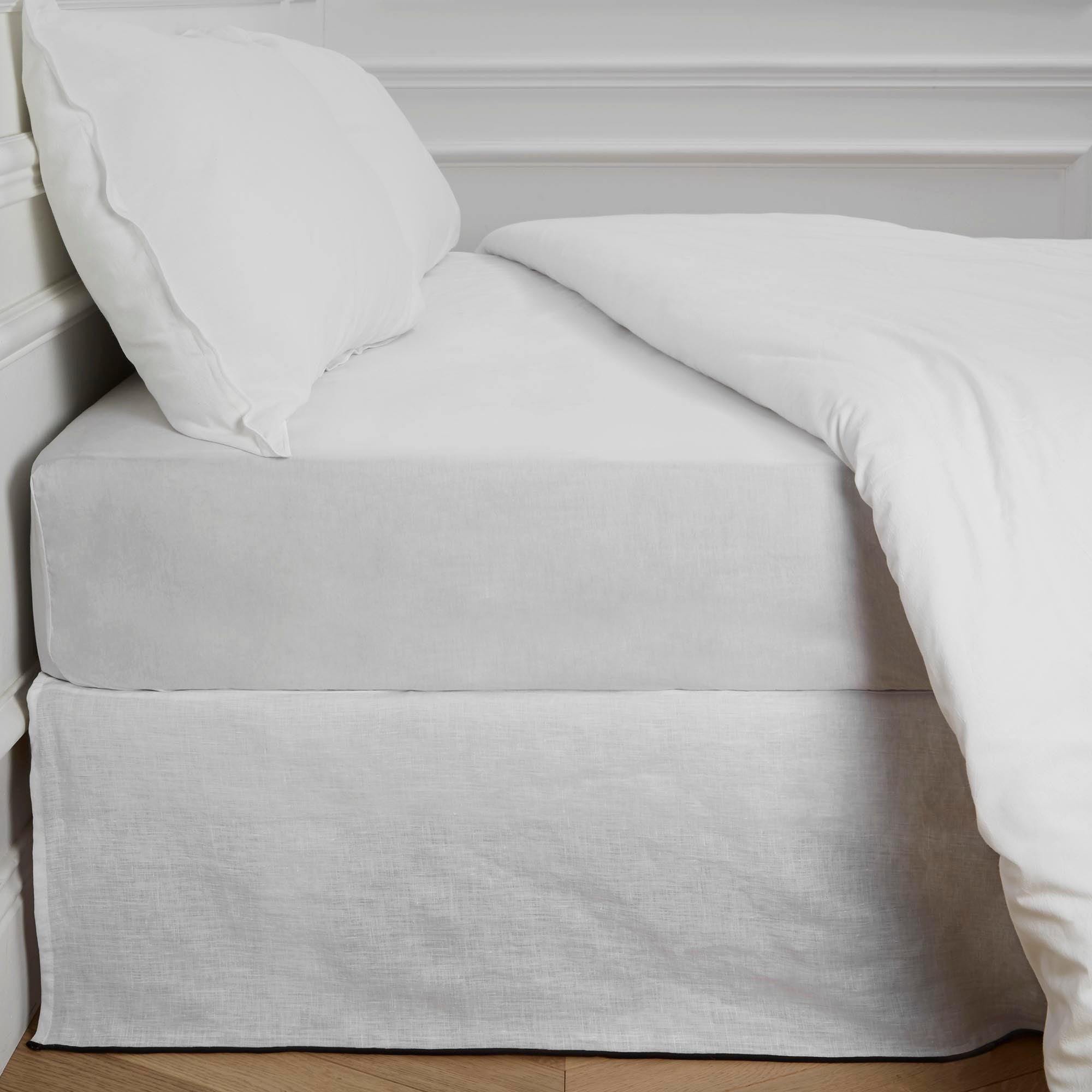 Cache sommier CARLINA blanc pur et bourdon noir