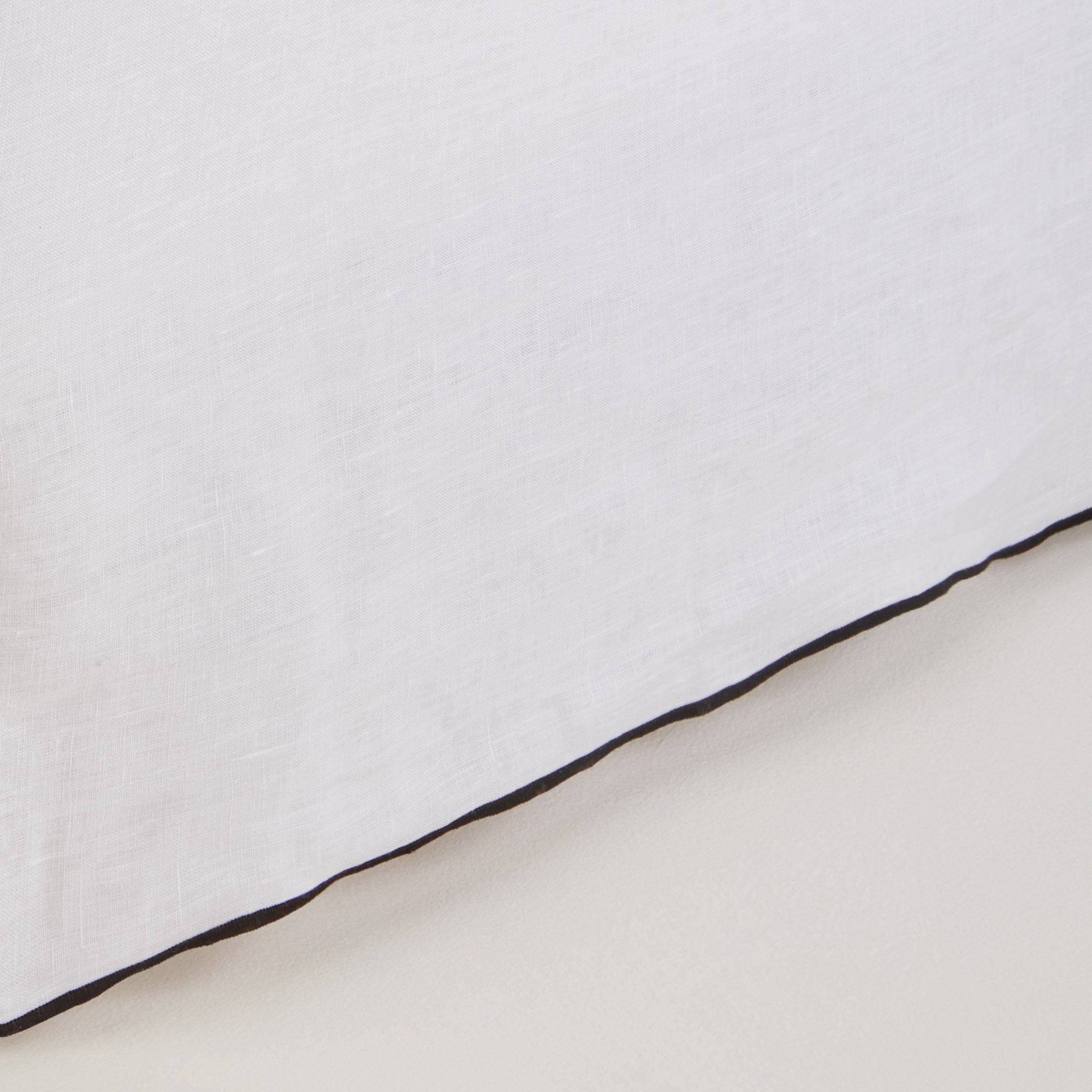 Cache sommier CARLINA blanc pur et bourdon noir