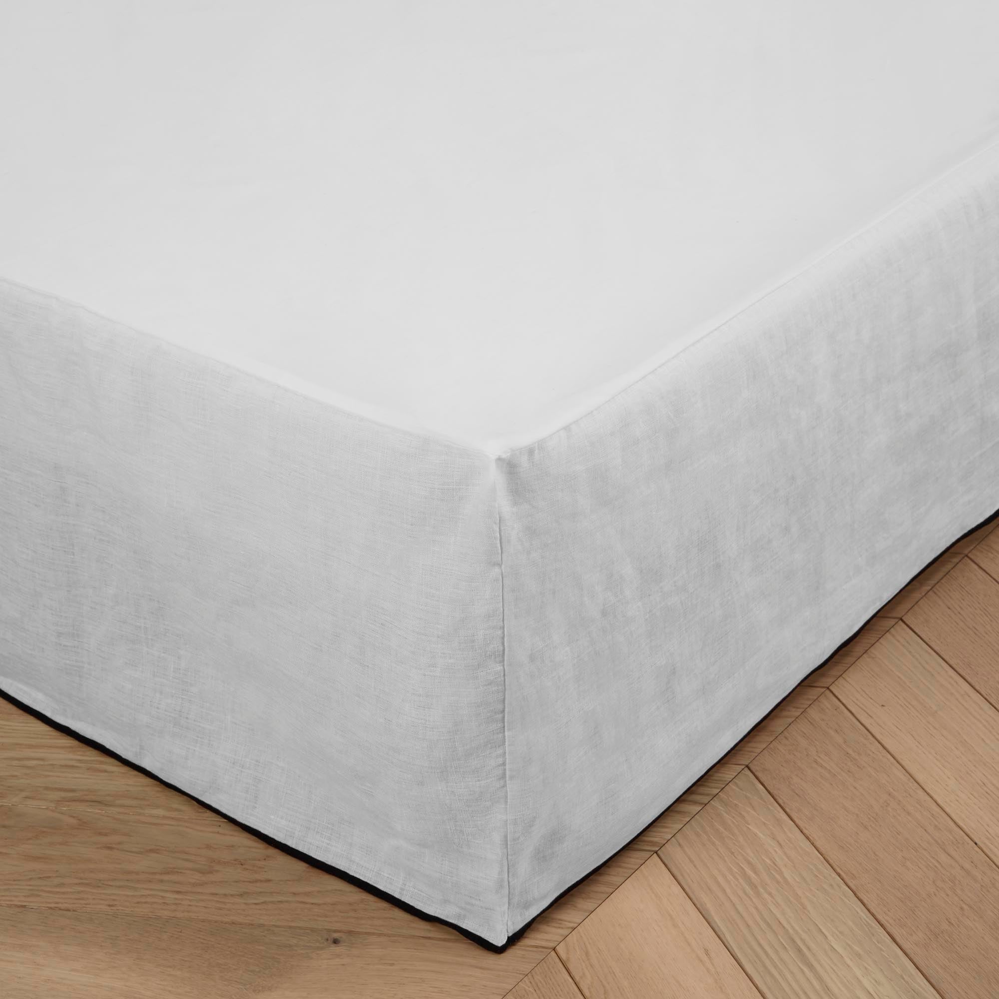 Cache sommier CARLINA blanc pur et bourdon noir