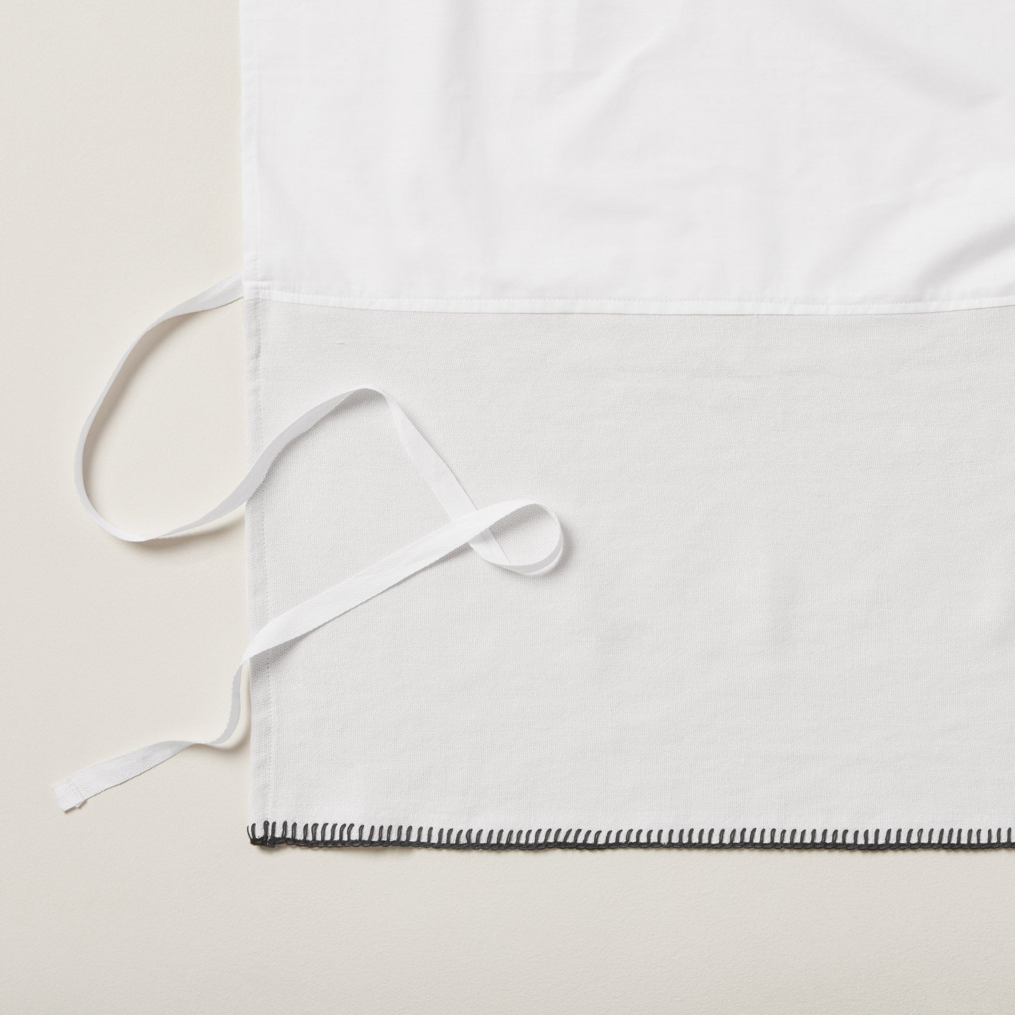 Cache sommier NINO blanc minéral et feston noir