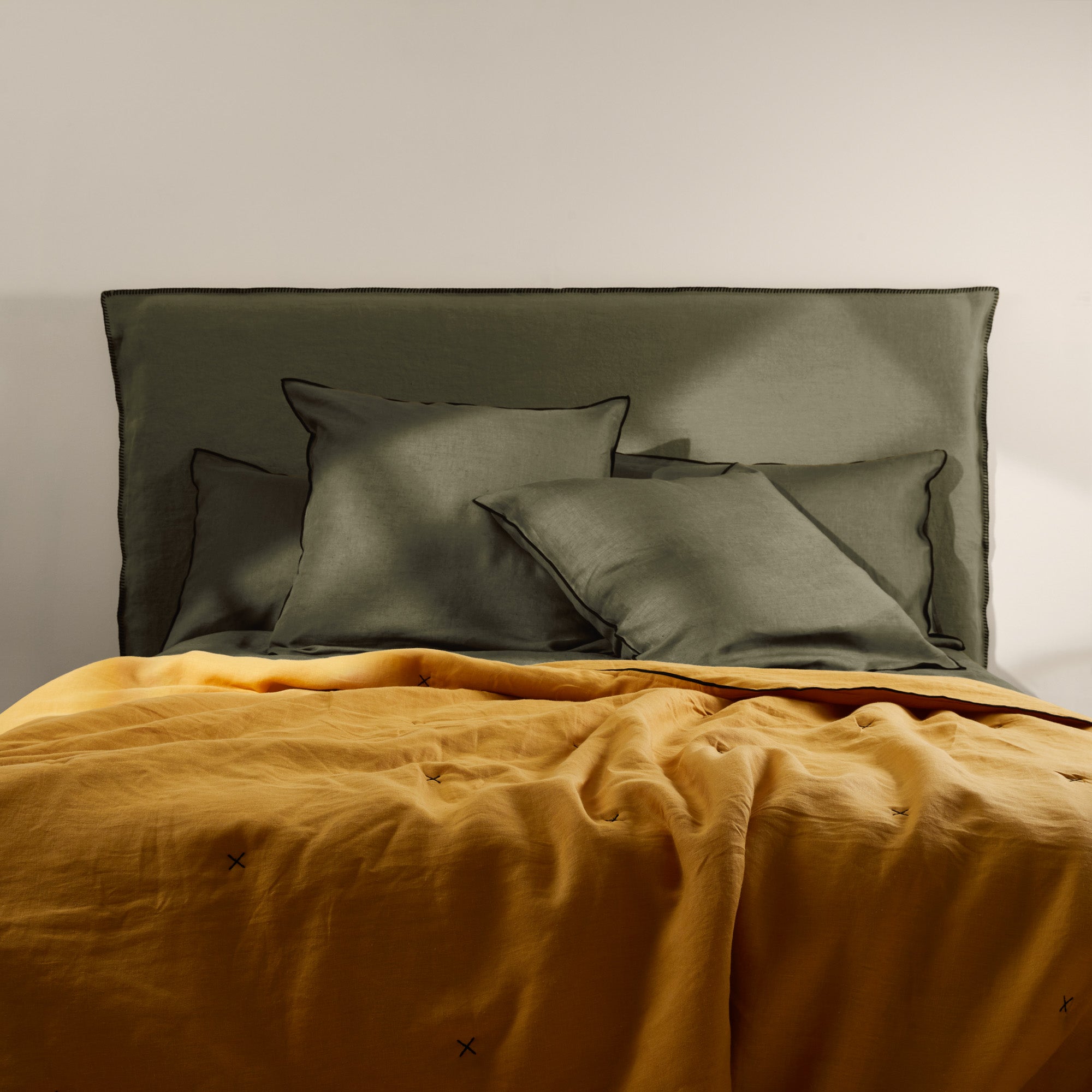 Couvre-lit matelassé CARLINA ocre et bourdon noir