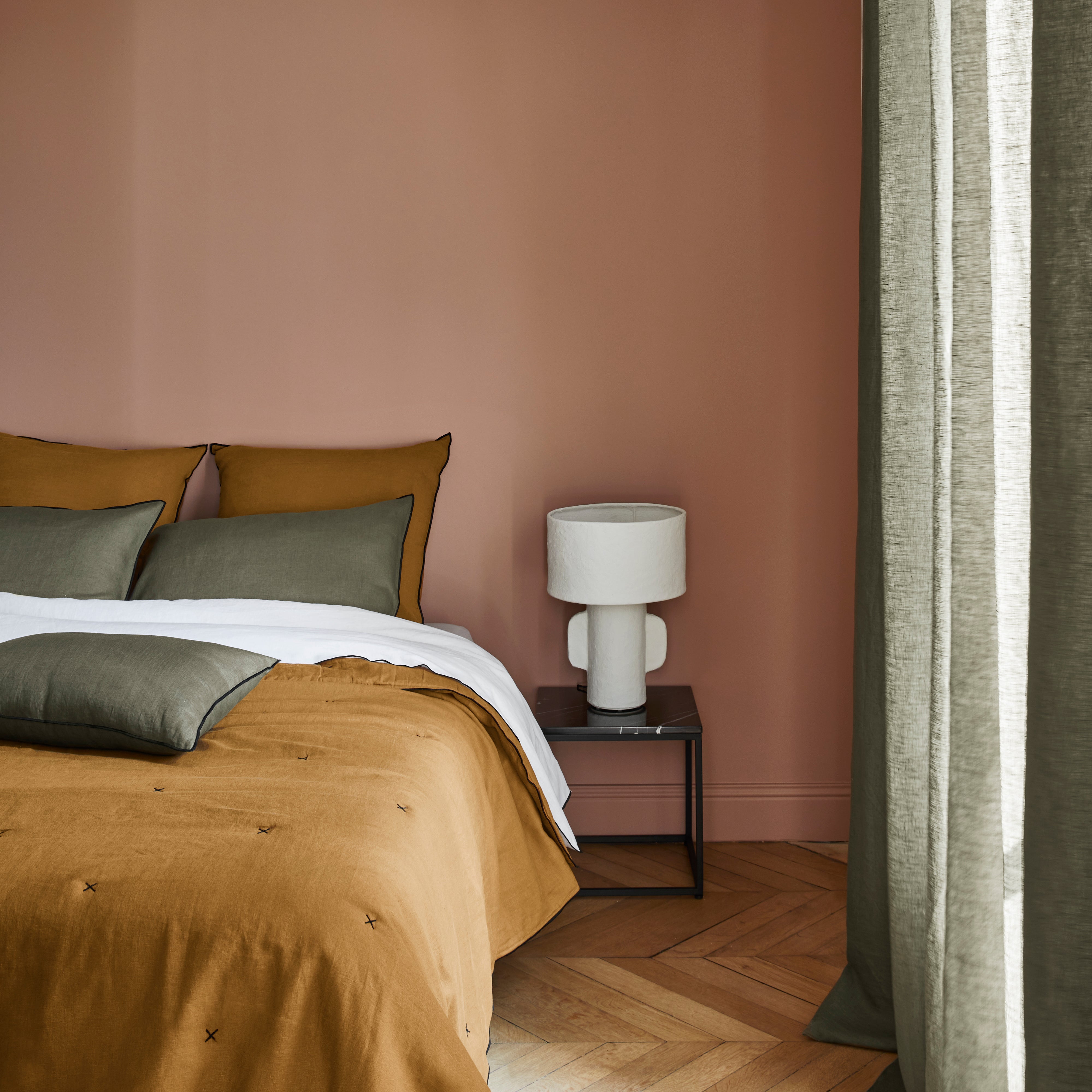 Couvre-lit matelassé CARLINA bronze et bourdon noir