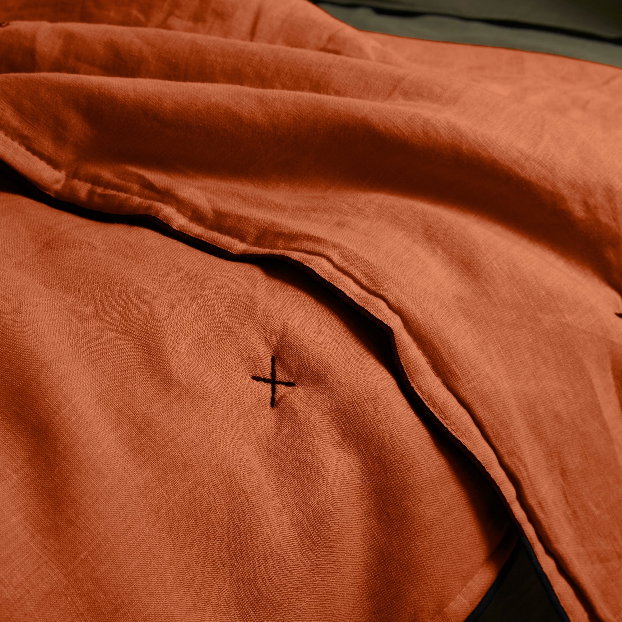 Couvre-lit matelassé CARLINA terracotta et bourdon noir