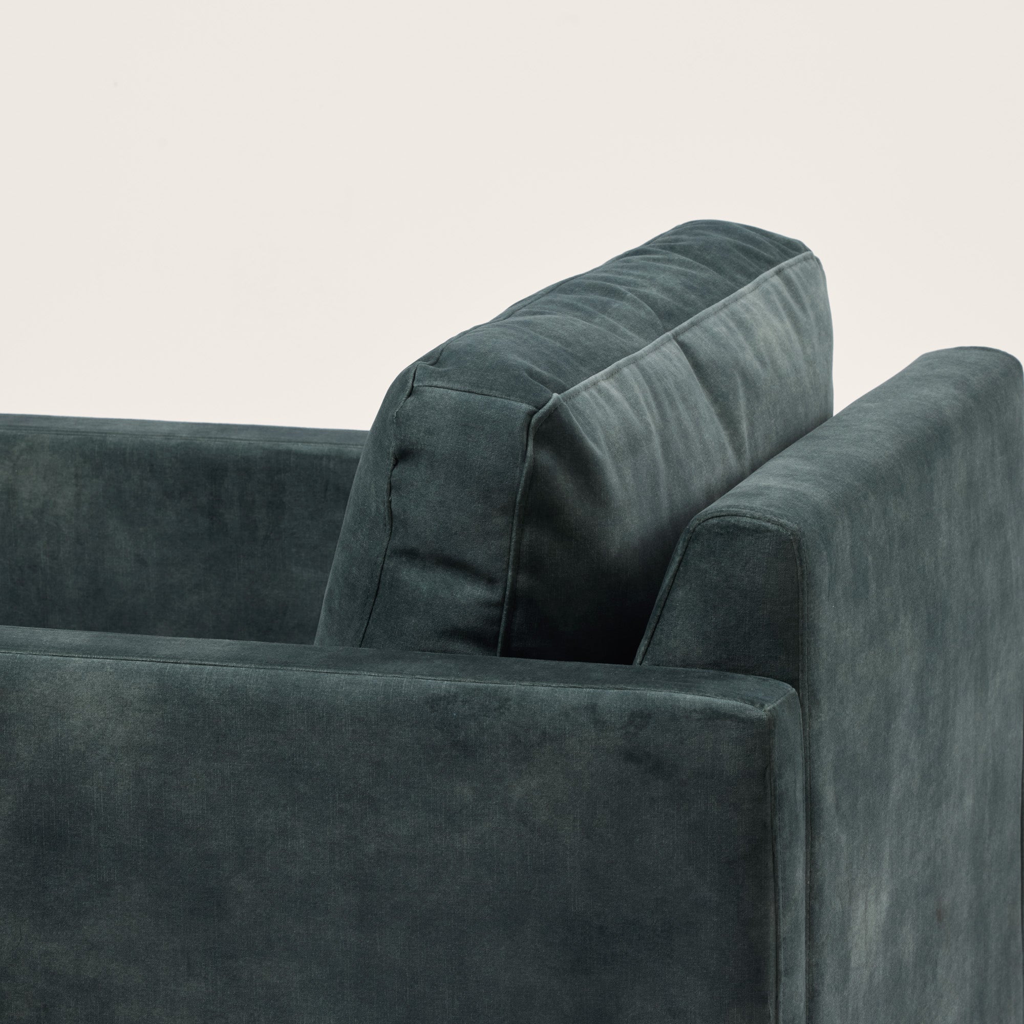 Fauteuil CESARE velours vintage kaki grisé