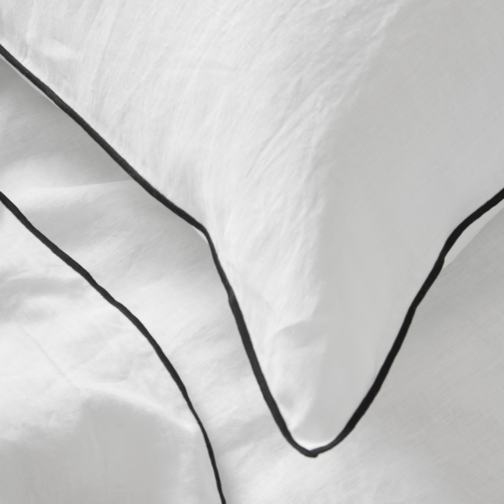 Housse de couette CARLINA blanc pur et bourdon noir