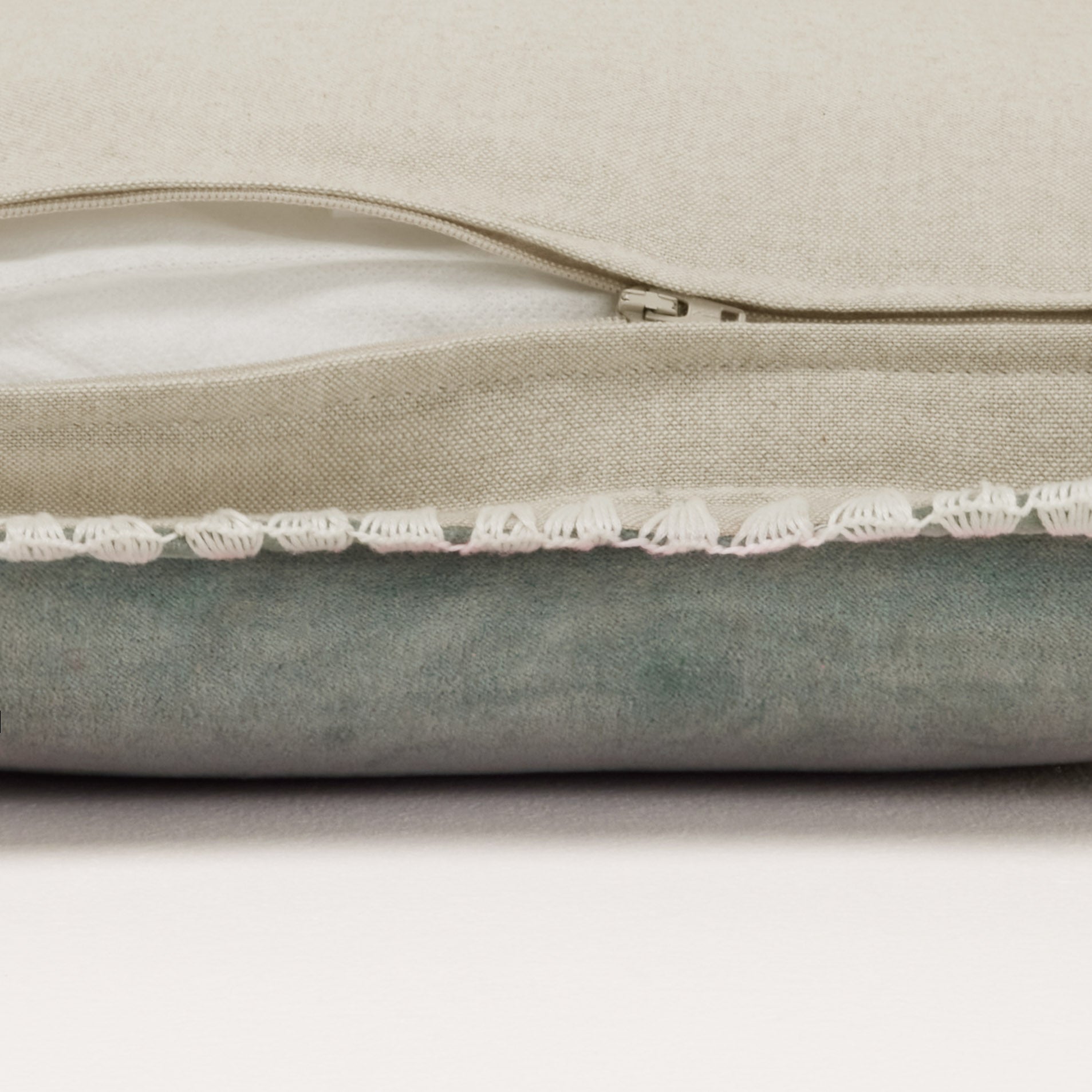 Housse de coussin ANJALI céladon et naturel