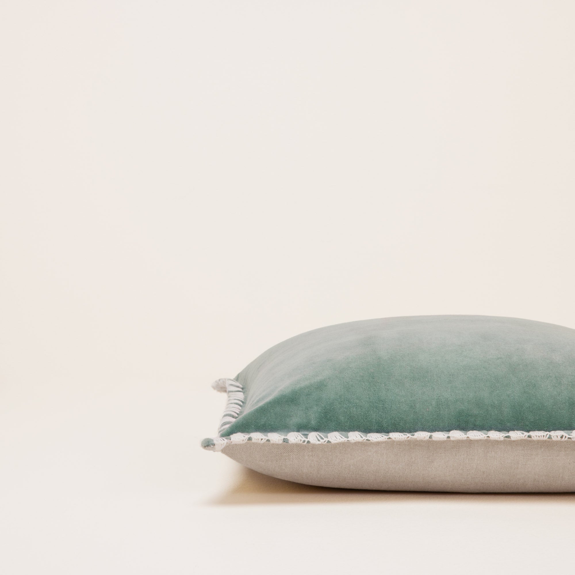 Housse de coussin ANJALI céladon et naturel