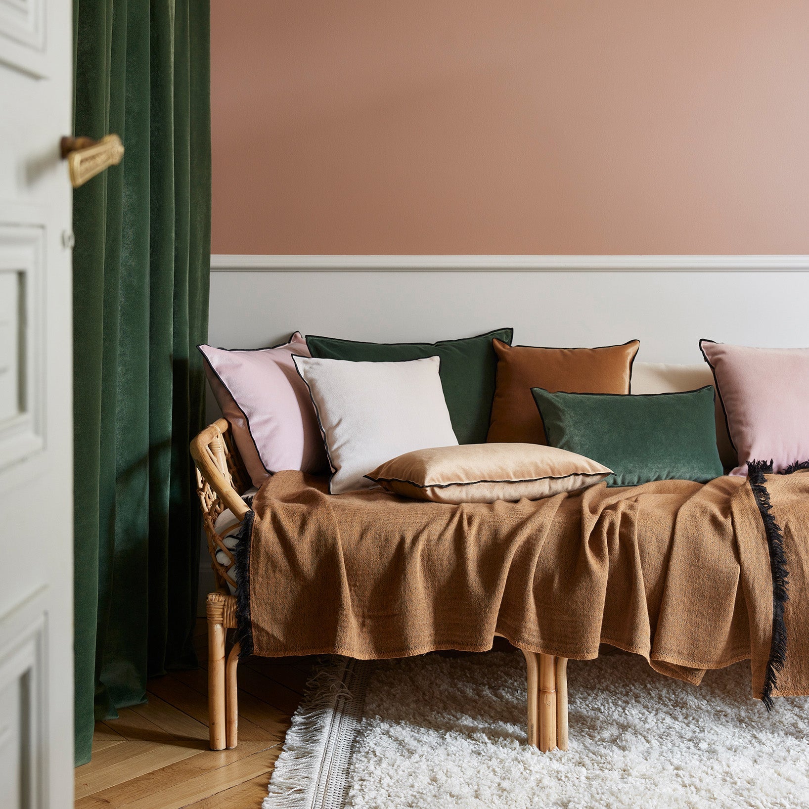 Housse de coussin DARIO eglantine et bourdon noir