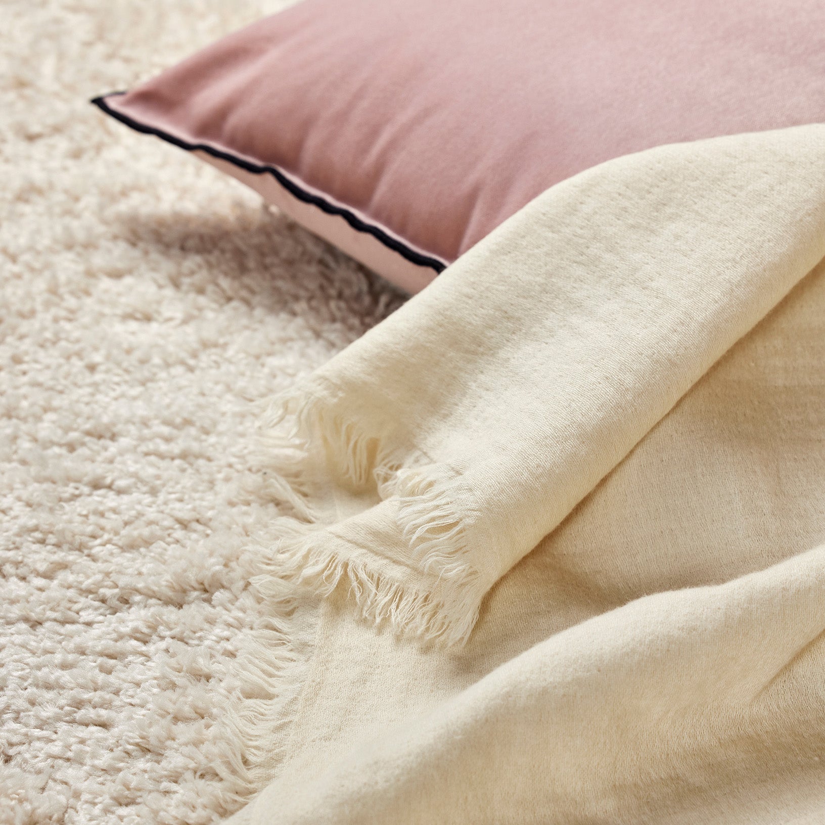 Housse de coussin DARIO eglantine et bourdon noir