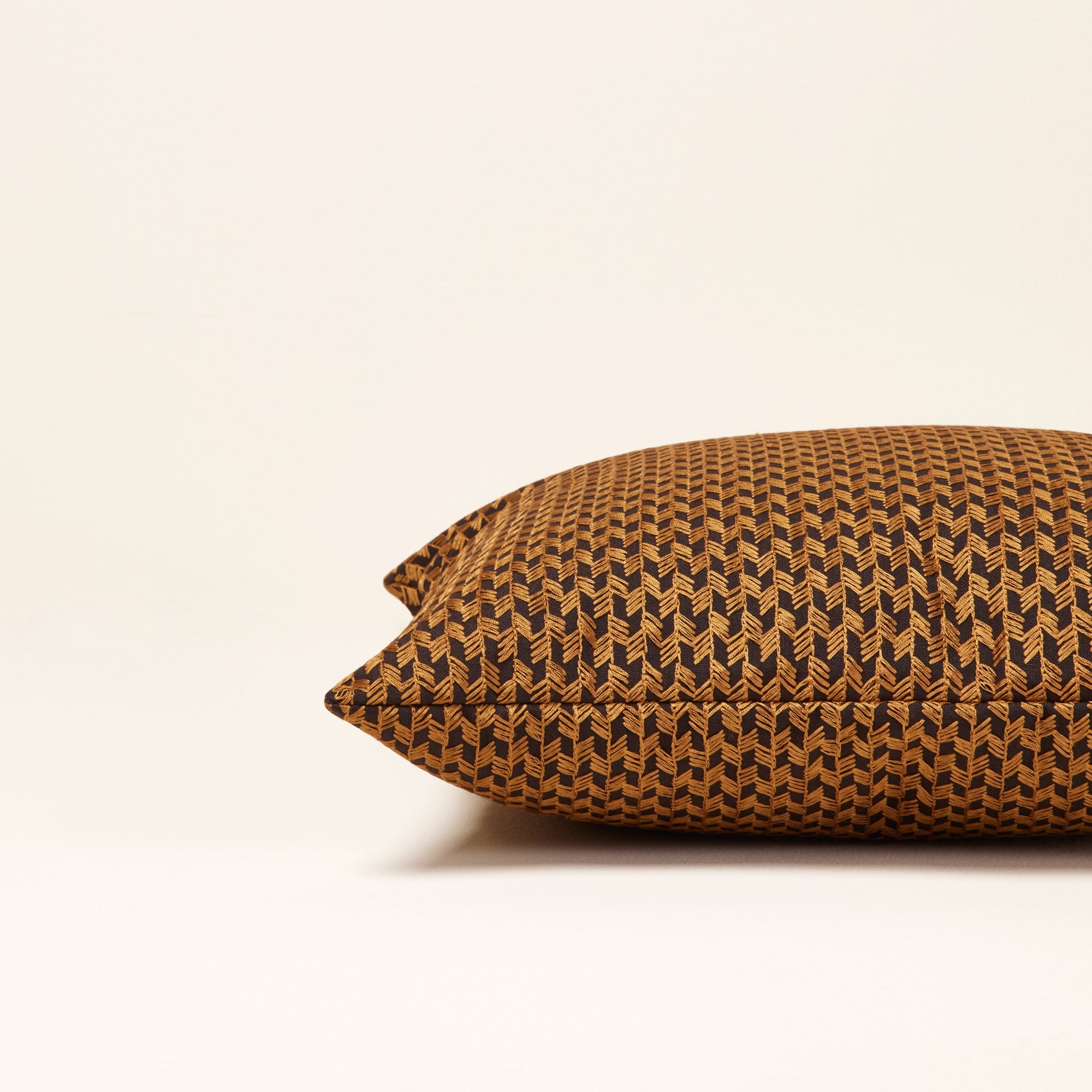 Housse de coussin OCTAVE noir et mordoré