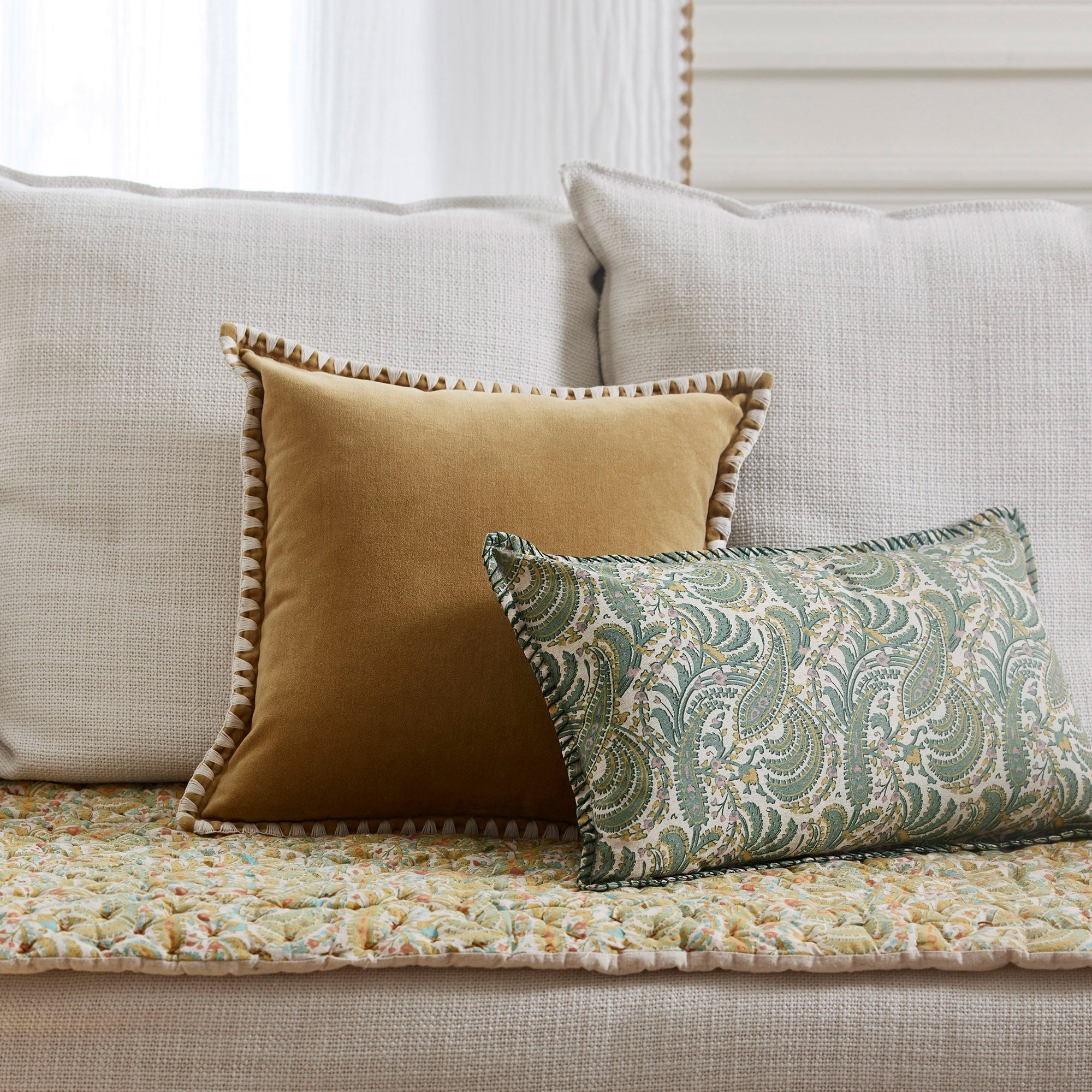 Housse de coussin PADMA vert de gris et écru