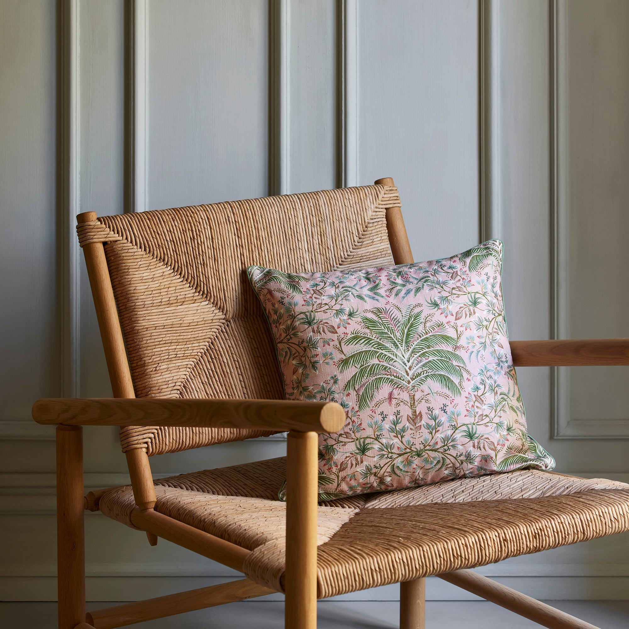 Housse de coussin UBARI rose pétale et vert