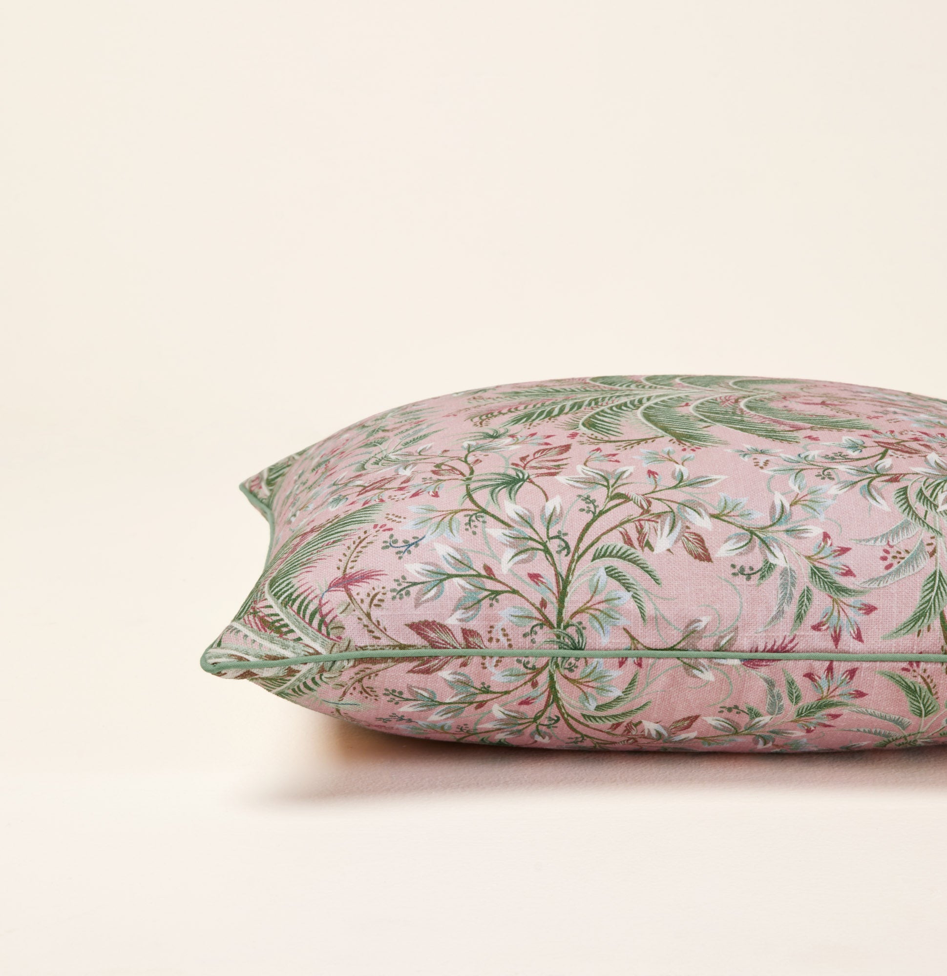 Housse de coussin UBARI rose pétale et vert