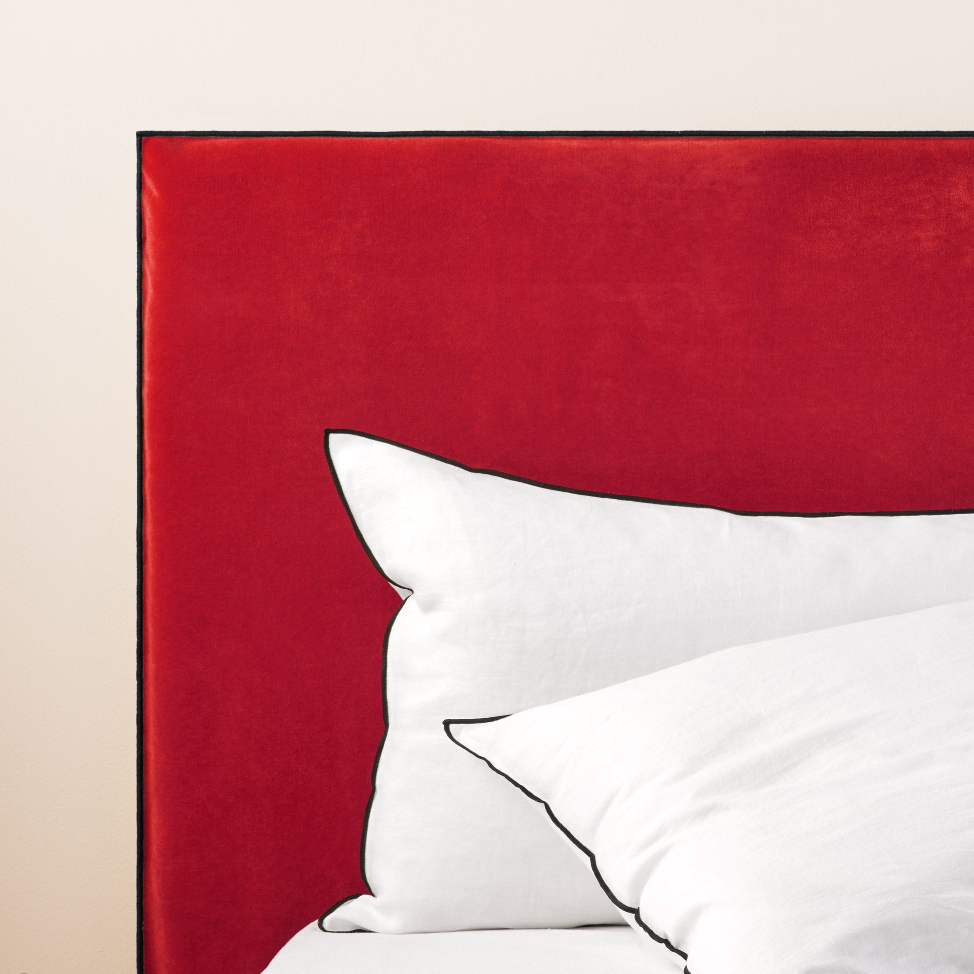 Housse de tête de lit DARIO rouge opéra et bourdon noir