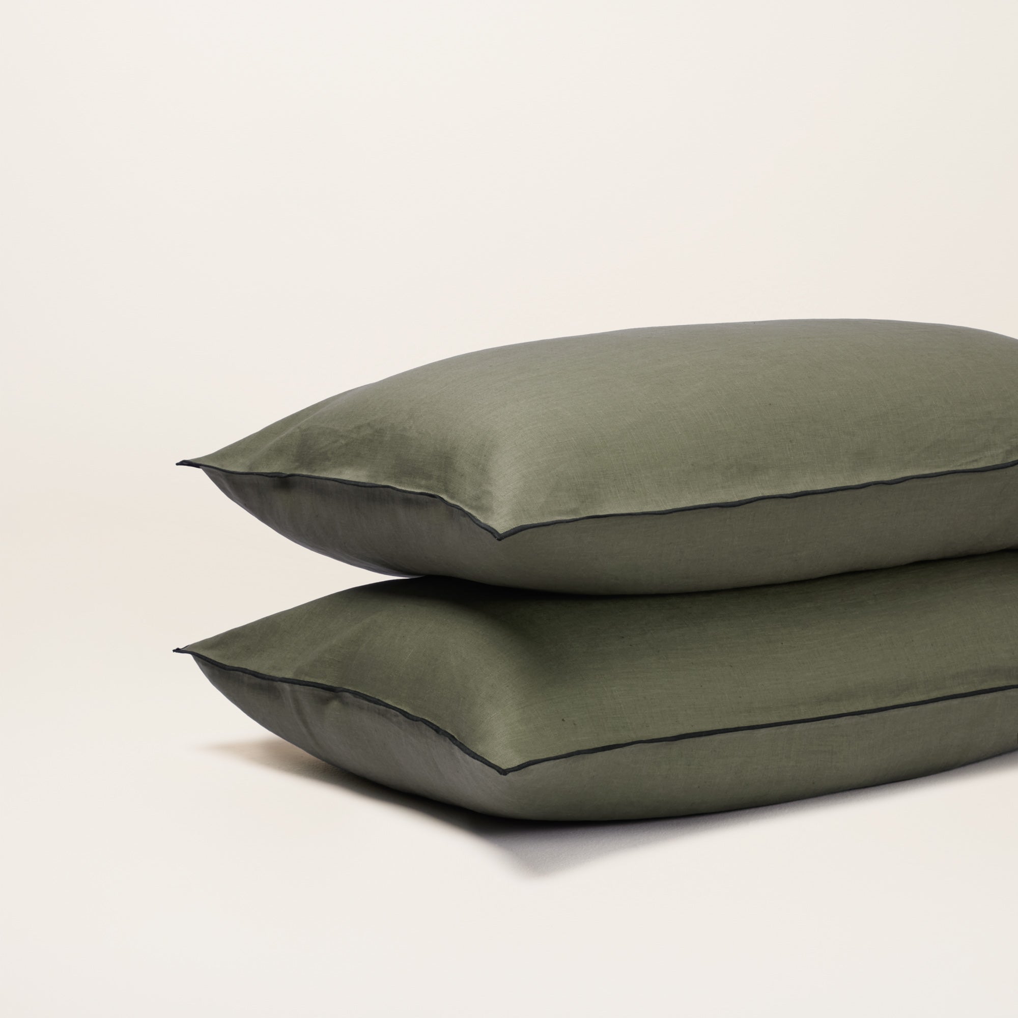Lot de 2 taies d'oreiller CARLINA kaki grisé et bourdon noir