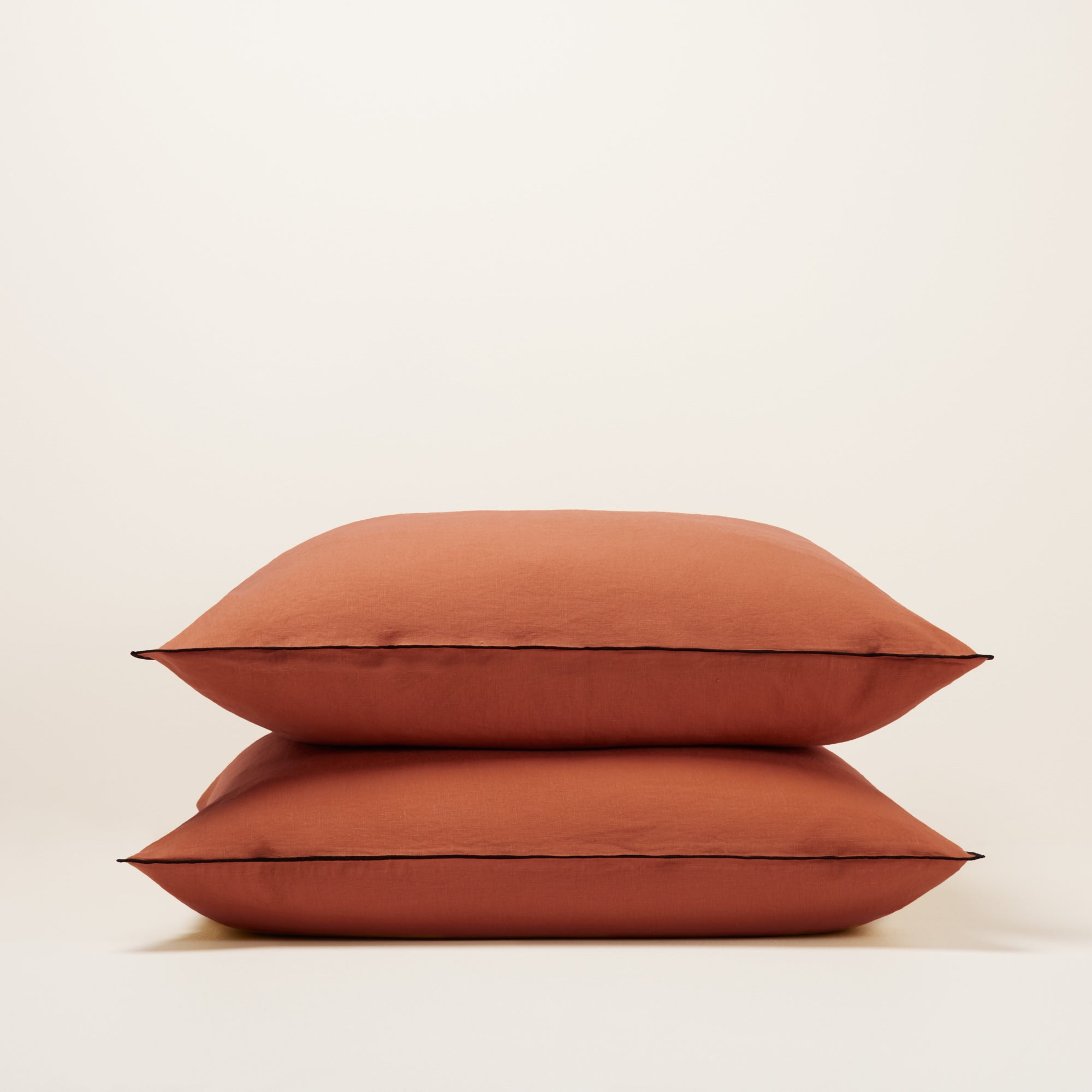 Lot de 2 taies d'oreiller CARLINA terracotta et bourdon noir